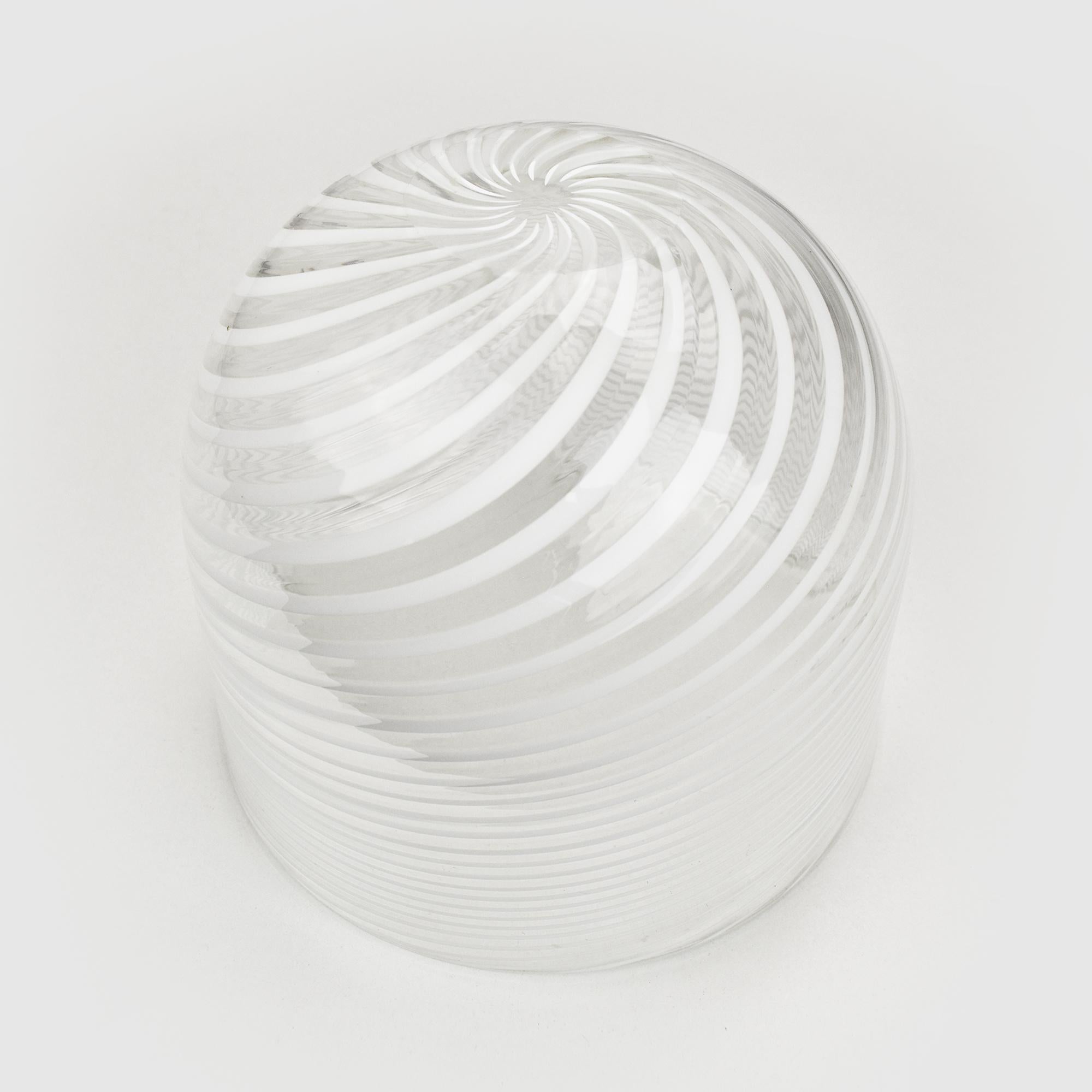 Fait main Bol/vase unique Holmegaard Peter Svarrer en verre d'art blanc à motif tourbillon signé en vente
