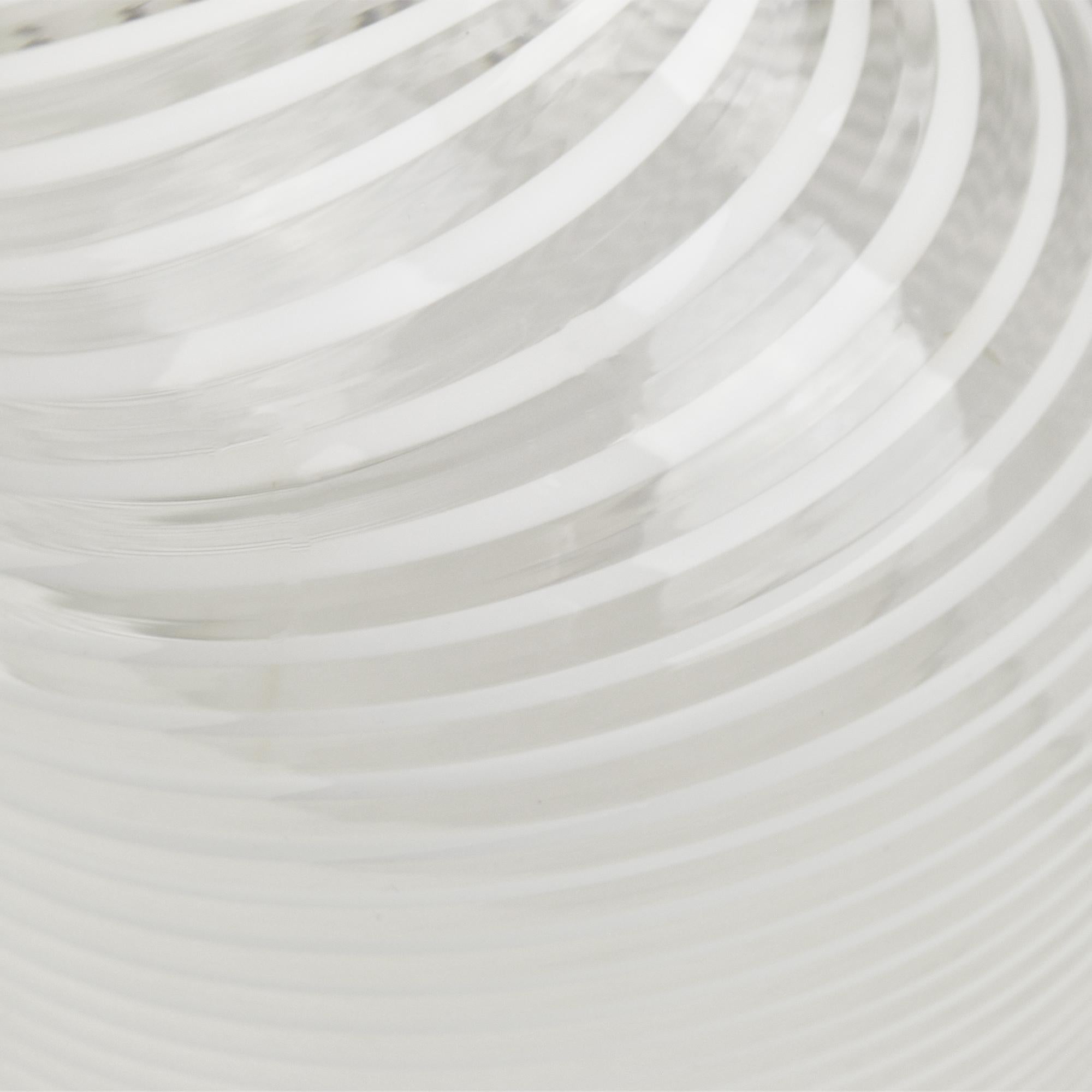 Fin du 20e siècle Bol/vase unique Holmegaard Peter Svarrer en verre d'art blanc à motif tourbillon signé en vente
