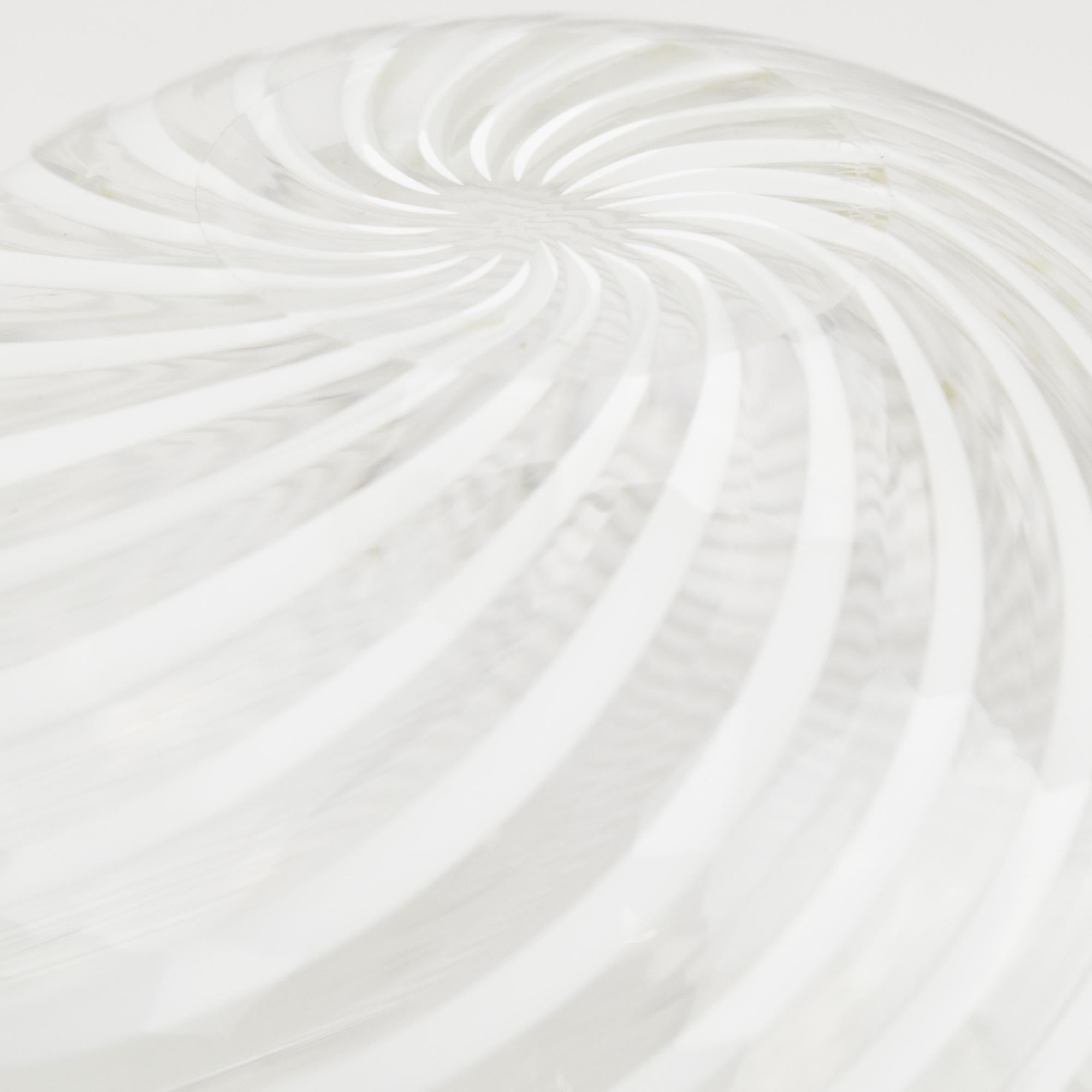 Verre Bol/vase unique Holmegaard Peter Svarrer en verre d'art blanc à motif tourbillon signé en vente