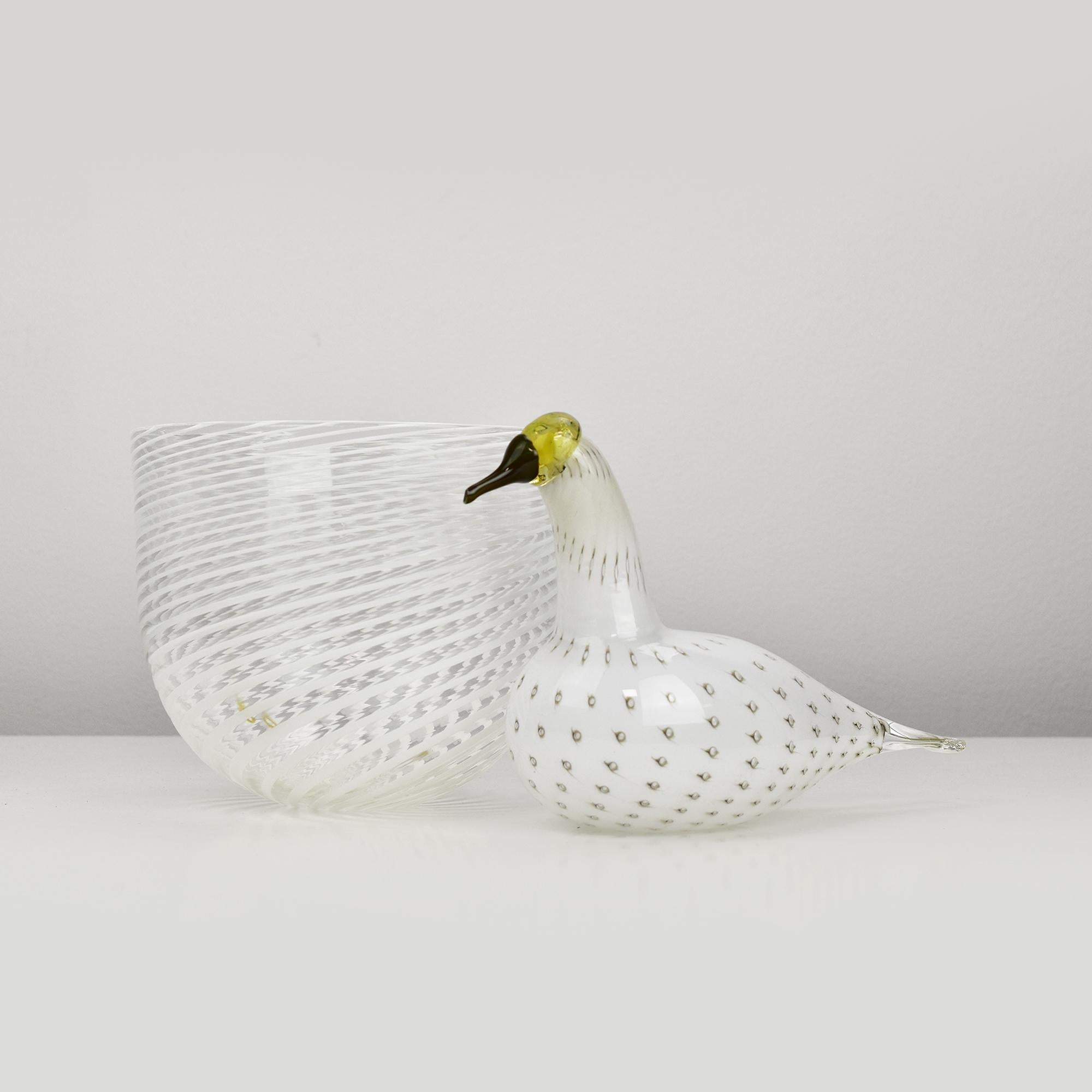 Bol/vase unique Holmegaard Peter Svarrer en verre d'art blanc à motif tourbillon signé en vente 1