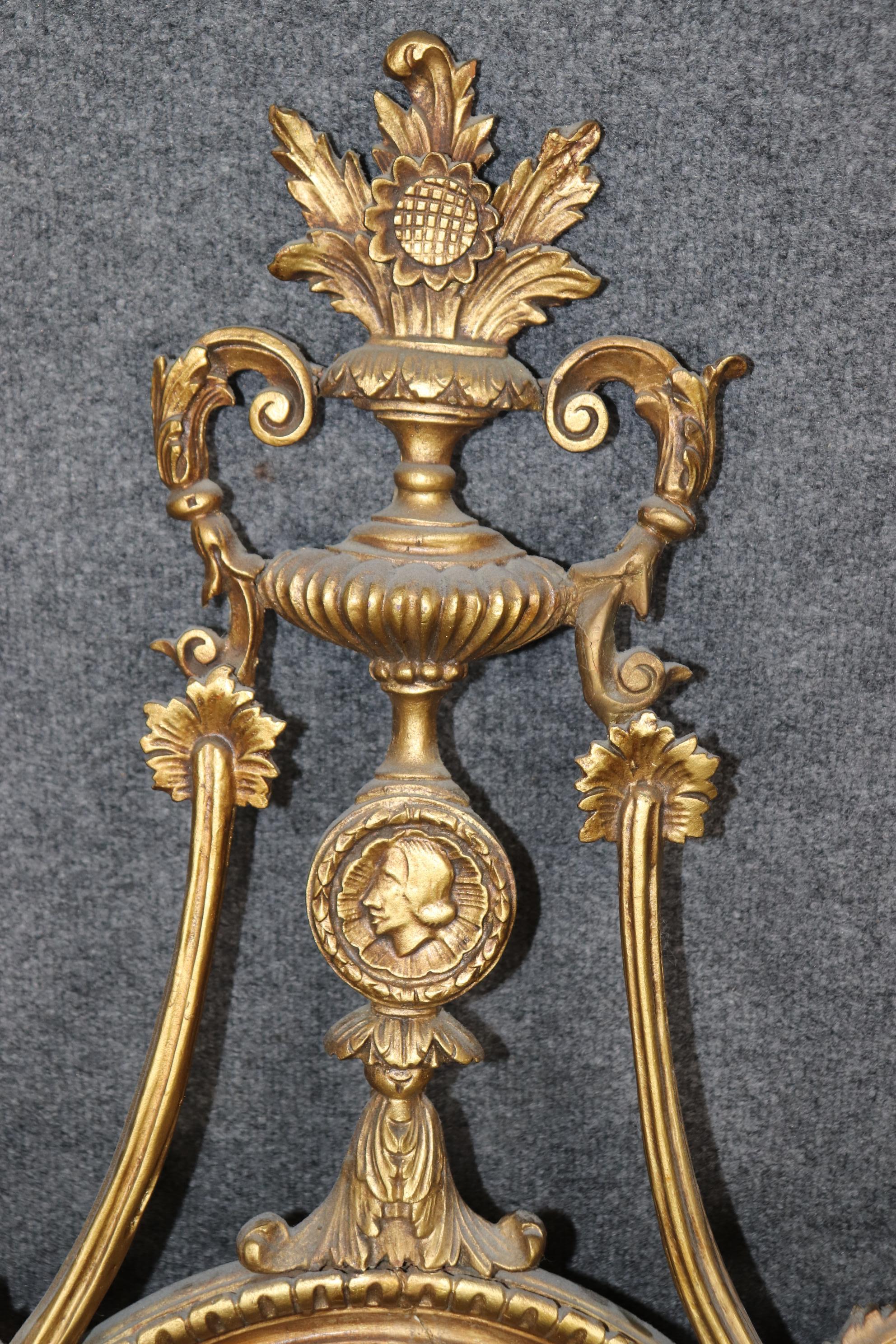 Paire unique de miroirs de style Louis XVI sculptés et dorés en vente 4
