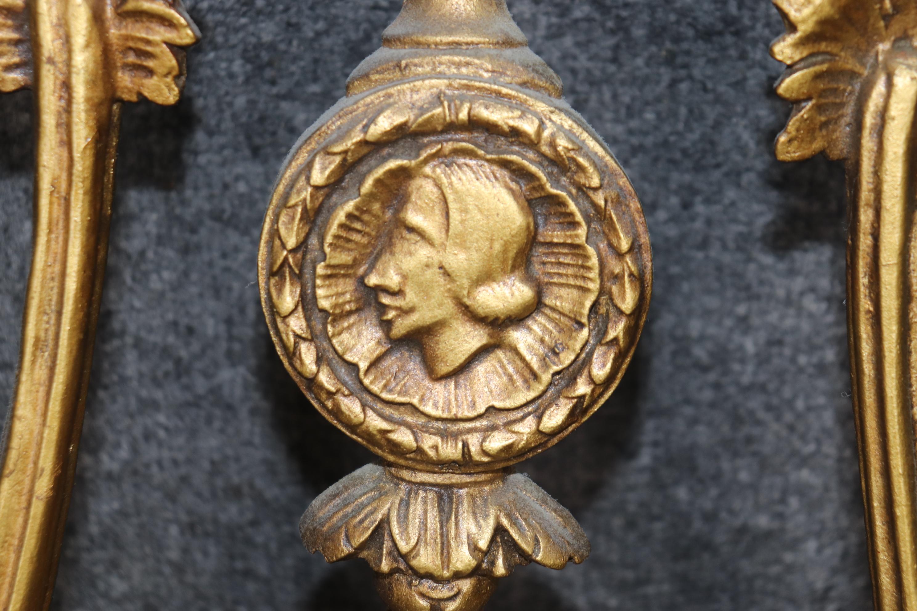 Paire unique de miroirs de style Louis XVI sculptés et dorés en vente 5