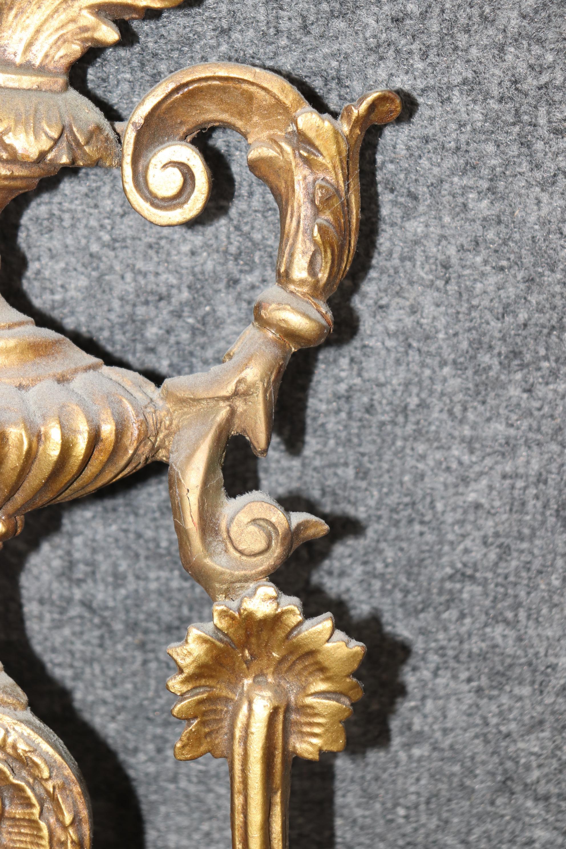 Paire unique de miroirs de style Louis XVI sculptés et dorés en vente 6