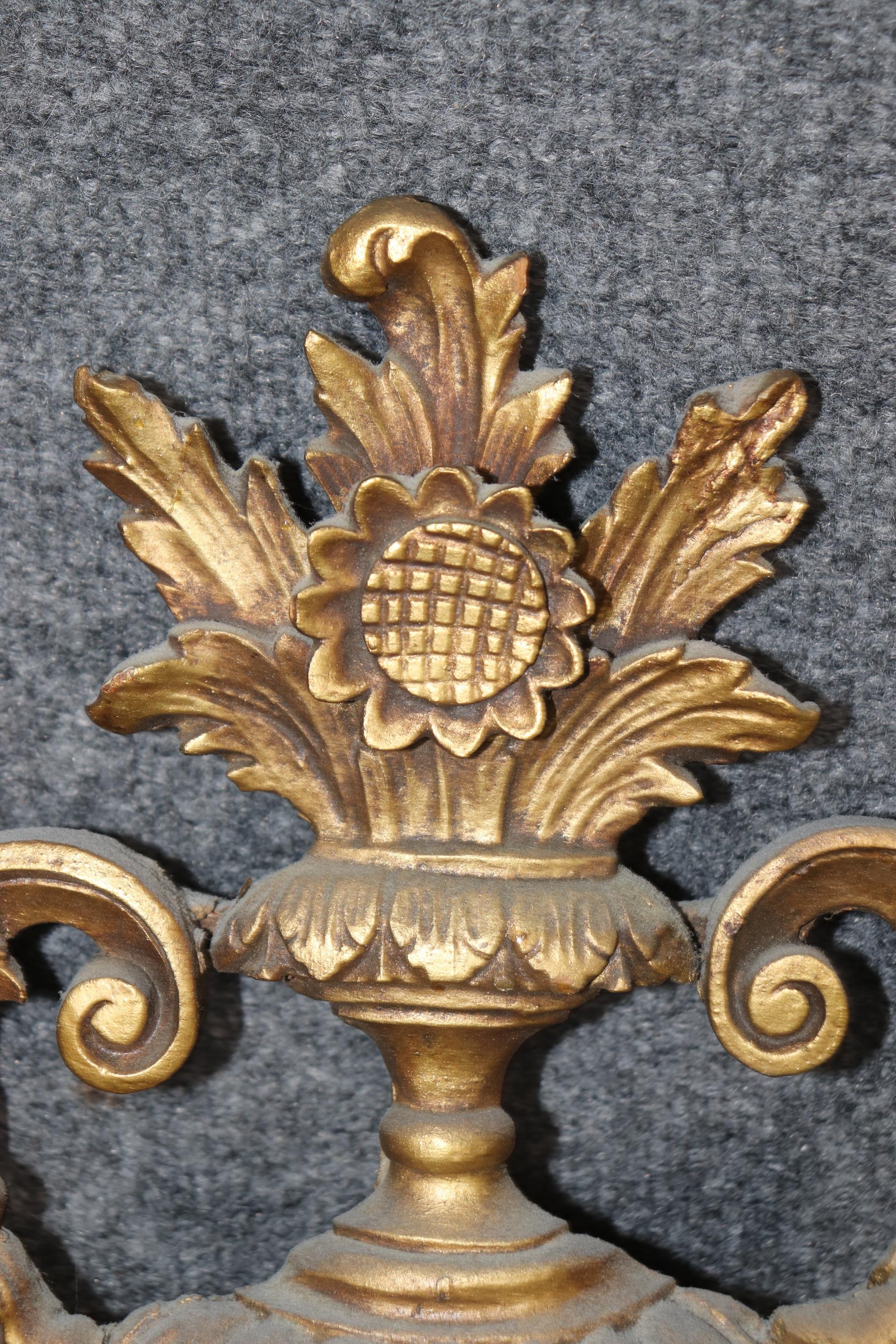 Paire unique de miroirs de style Louis XVI sculptés et dorés en vente 7
