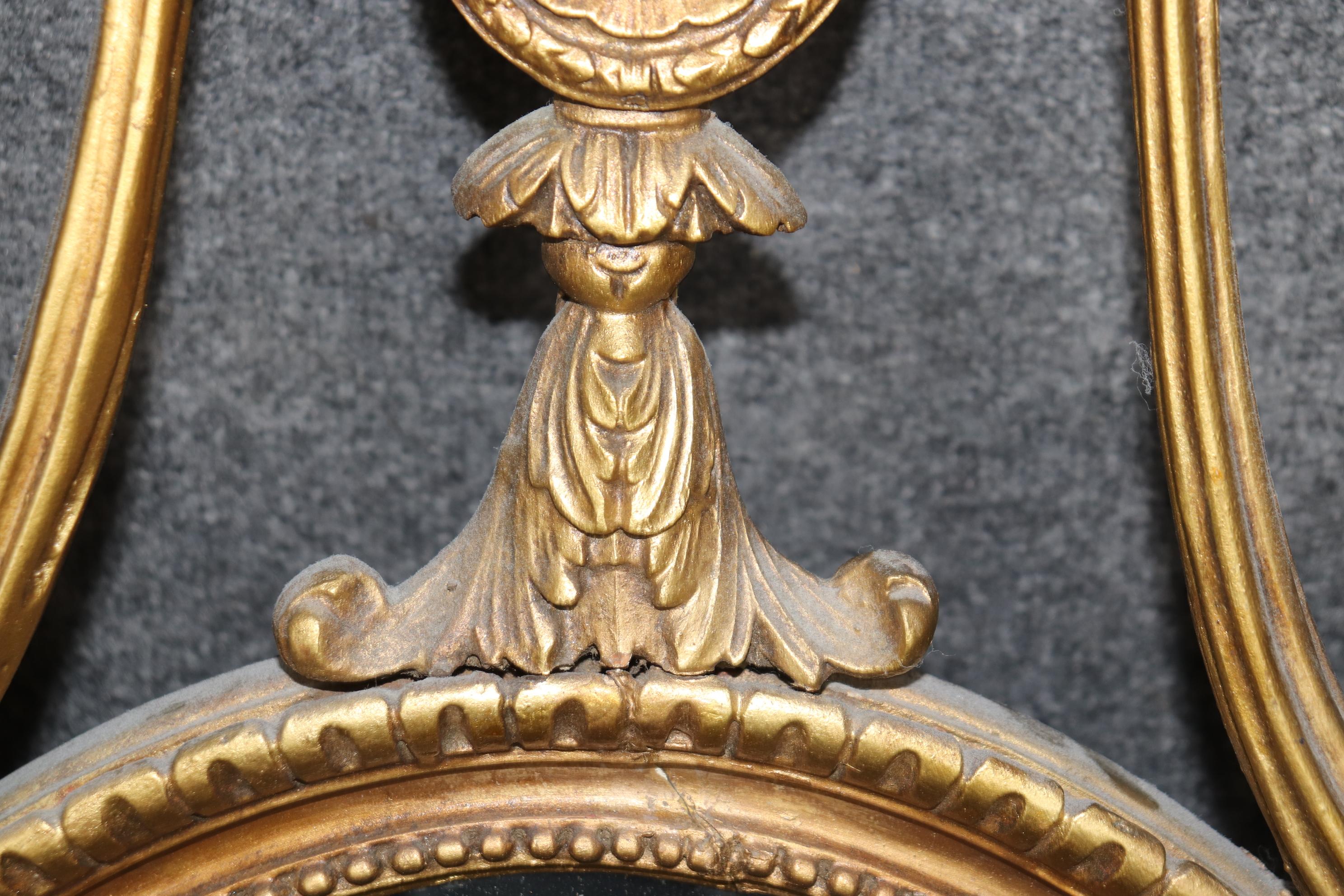 Paire unique de miroirs de style Louis XVI sculptés et dorés en vente 8