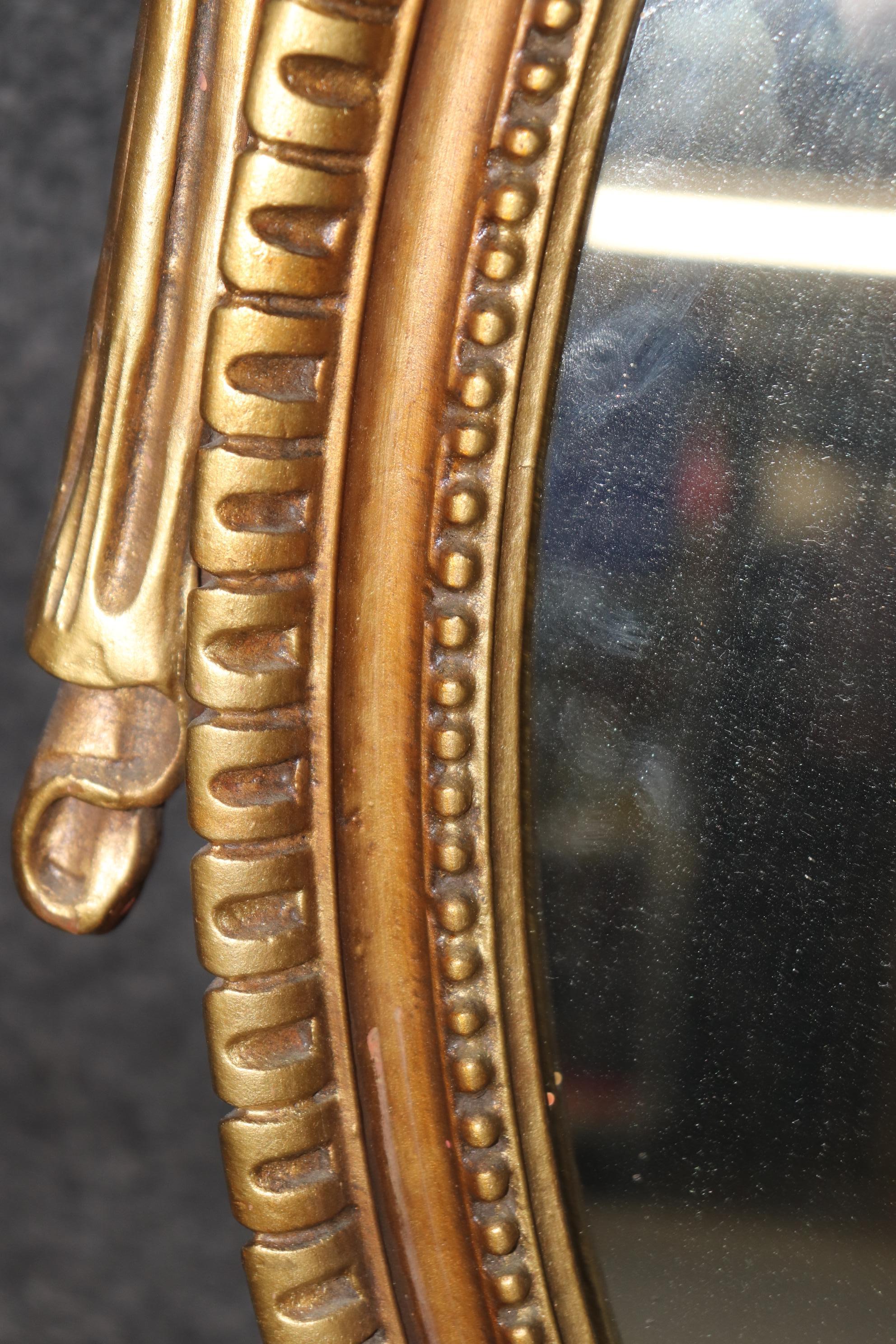 Paire unique de miroirs de style Louis XVI sculptés et dorés en vente 9