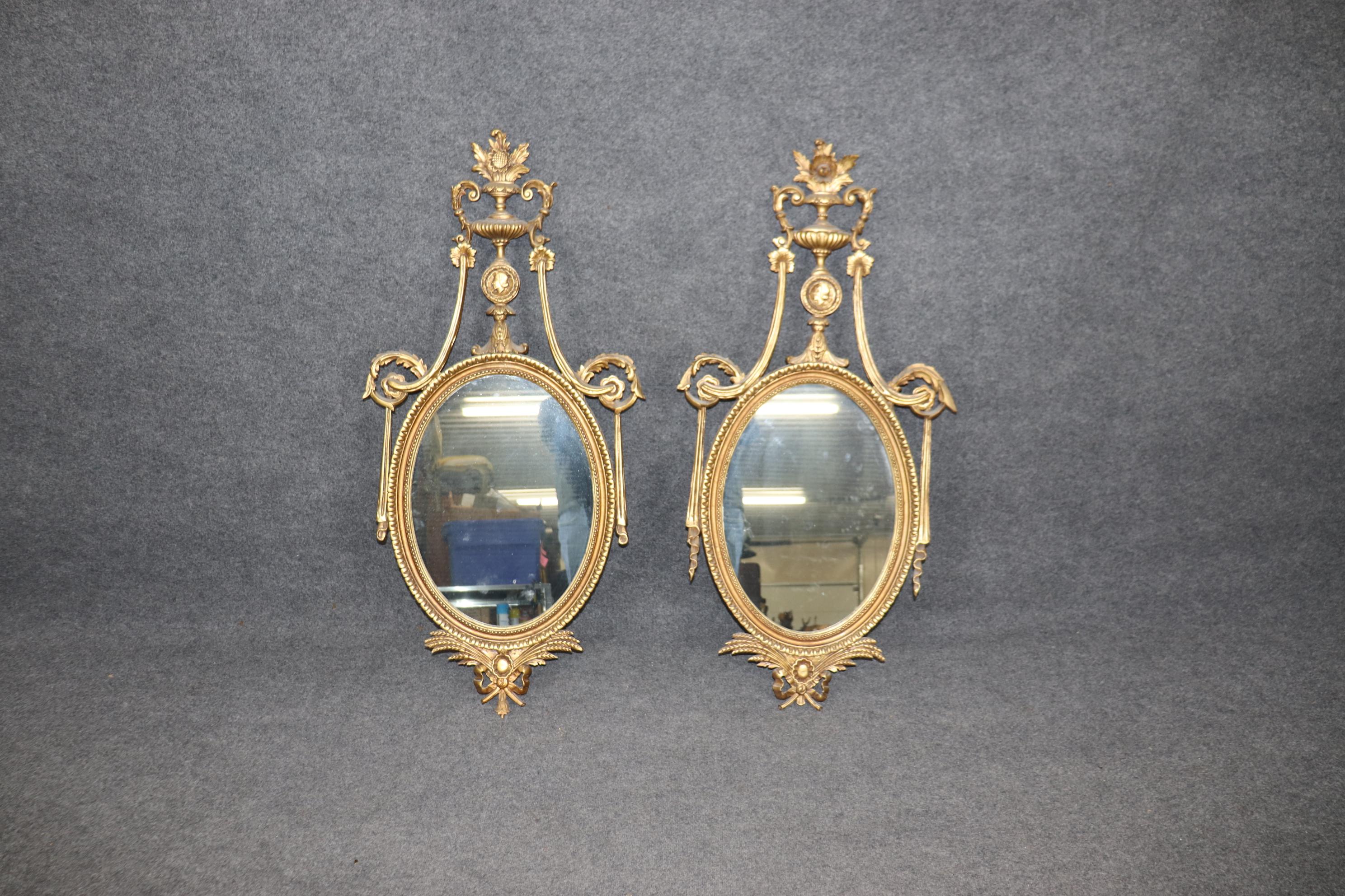 Il s'agit d'une paire de miroirs superbe et unique. Conçu comme un couple de mari et femme, il y a un portrait sculpté du mari sur un miroir et de sa femme sur l'autre. Le miroir du mari présente des sculptures légèrement plus longues de chaque