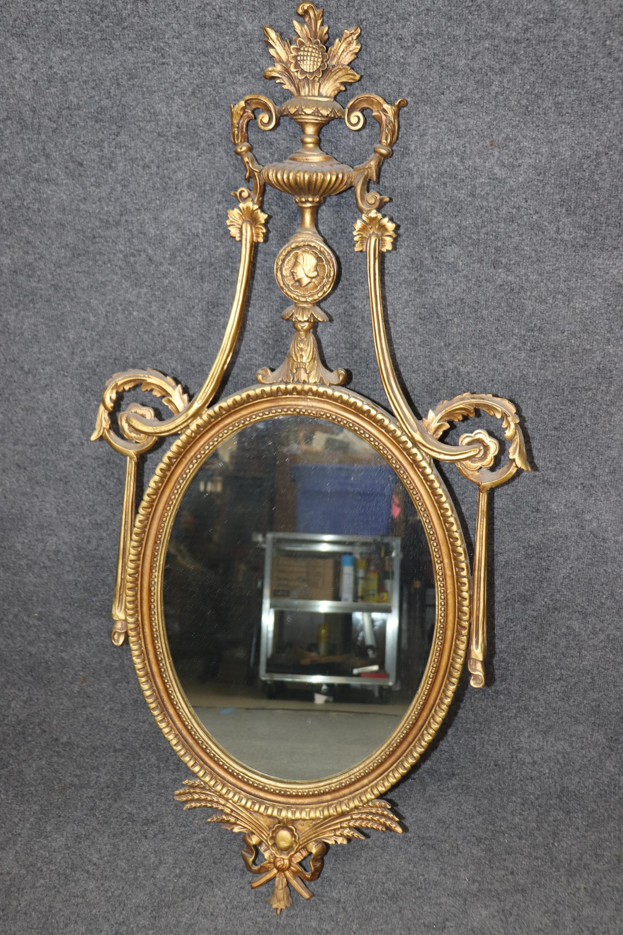 Français Paire unique de miroirs de style Louis XVI sculptés et dorés en vente