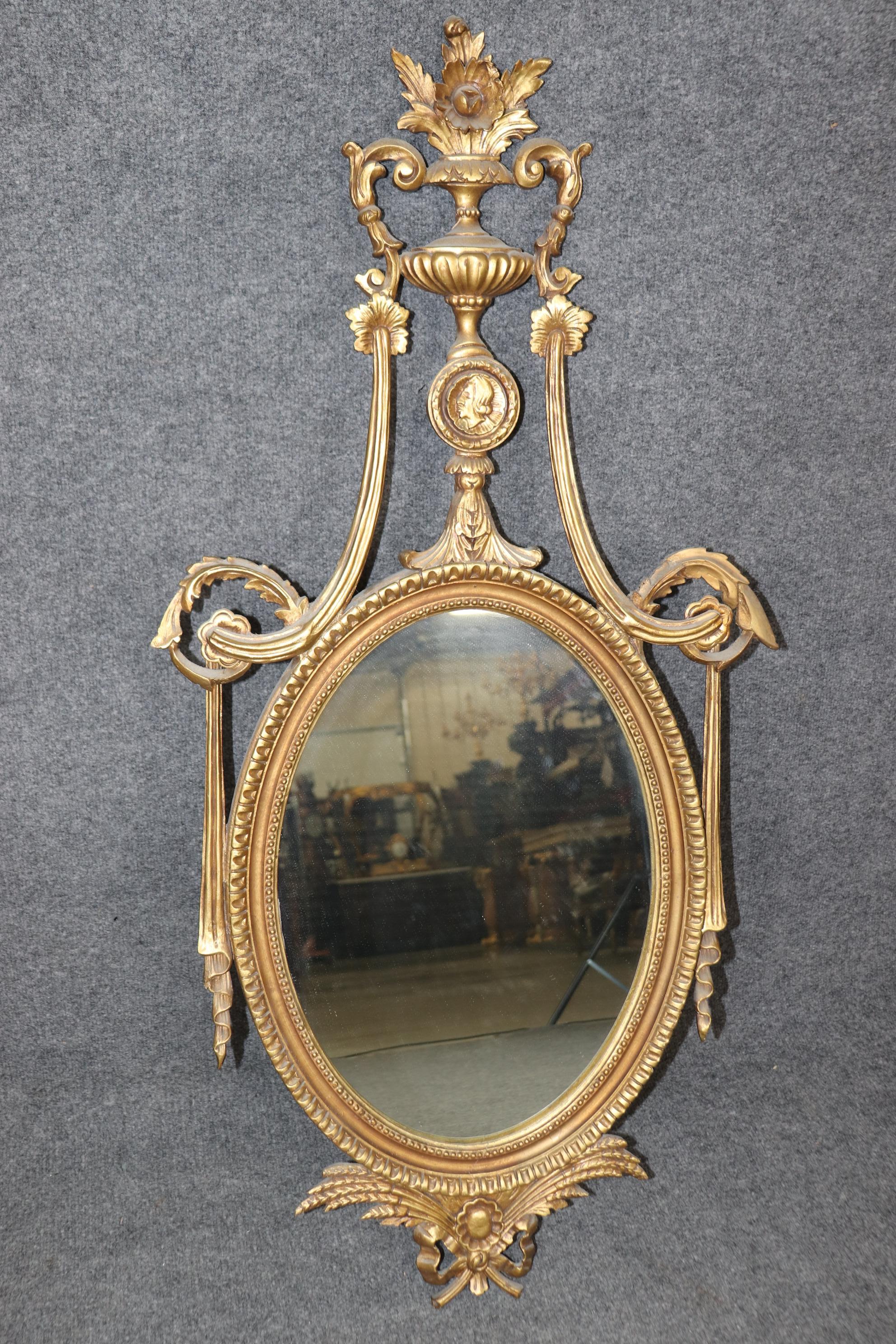 Paire unique de miroirs de style Louis XVI sculptés et dorés Bon état - En vente à Swedesboro, NJ