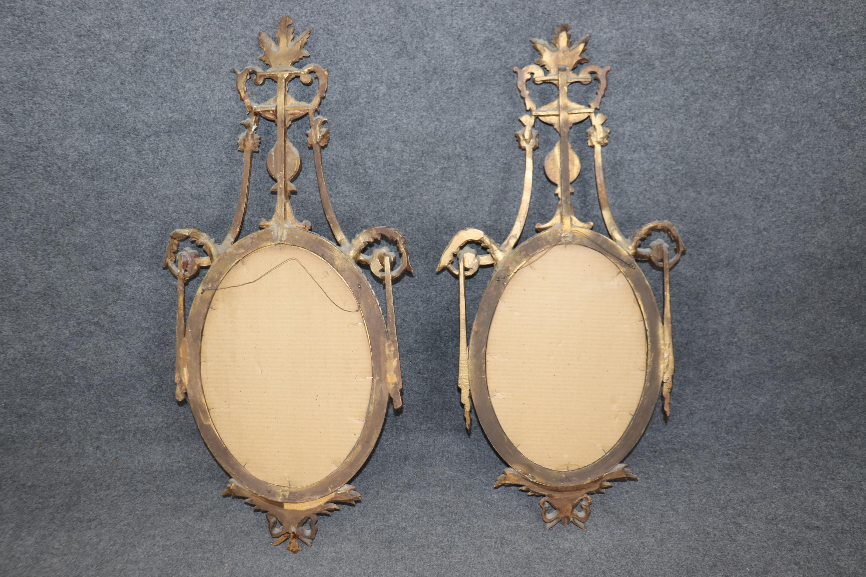 Début du 20ème siècle Paire unique de miroirs de style Louis XVI sculptés et dorés en vente