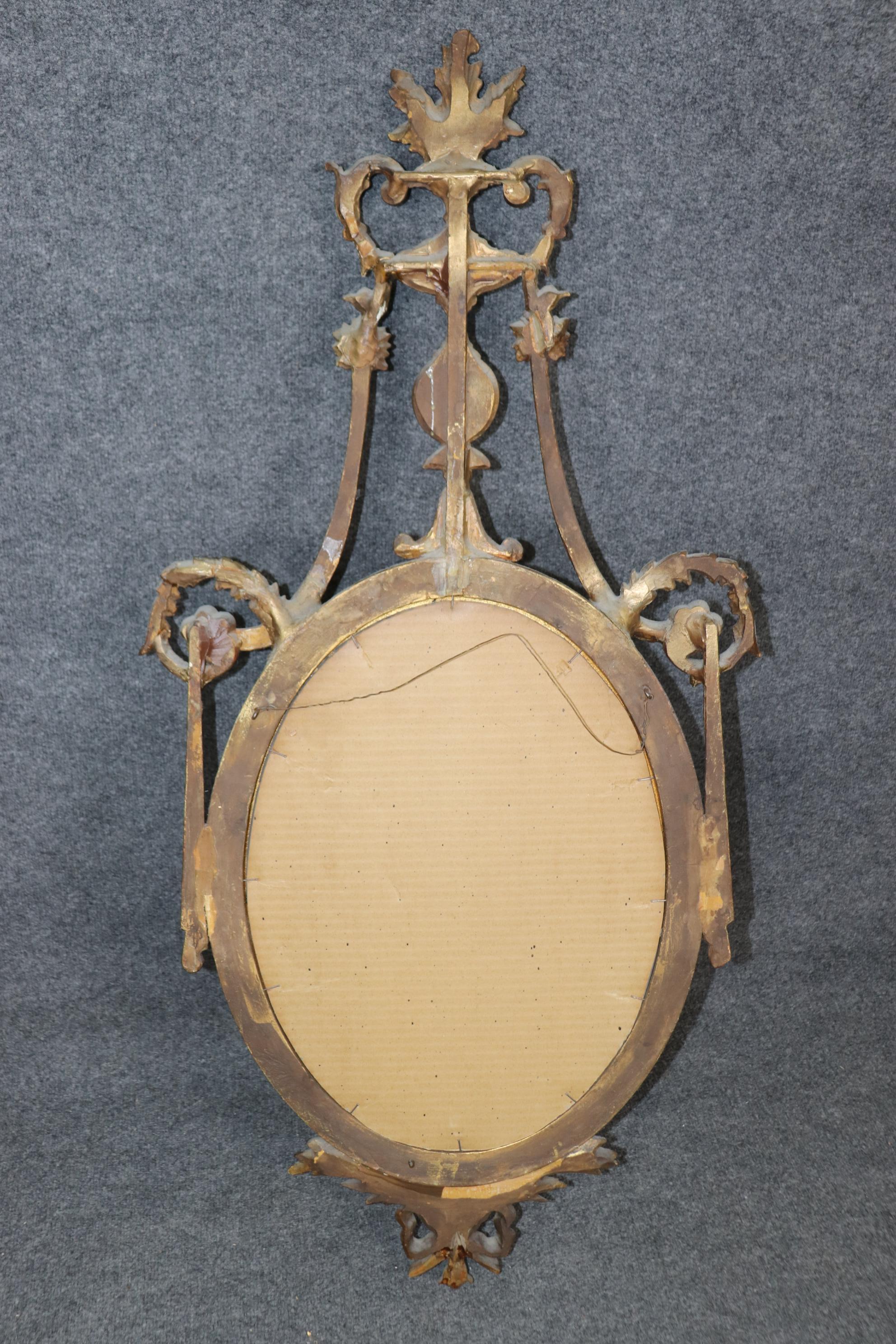 Noyer Paire unique de miroirs de style Louis XVI sculptés et dorés en vente
