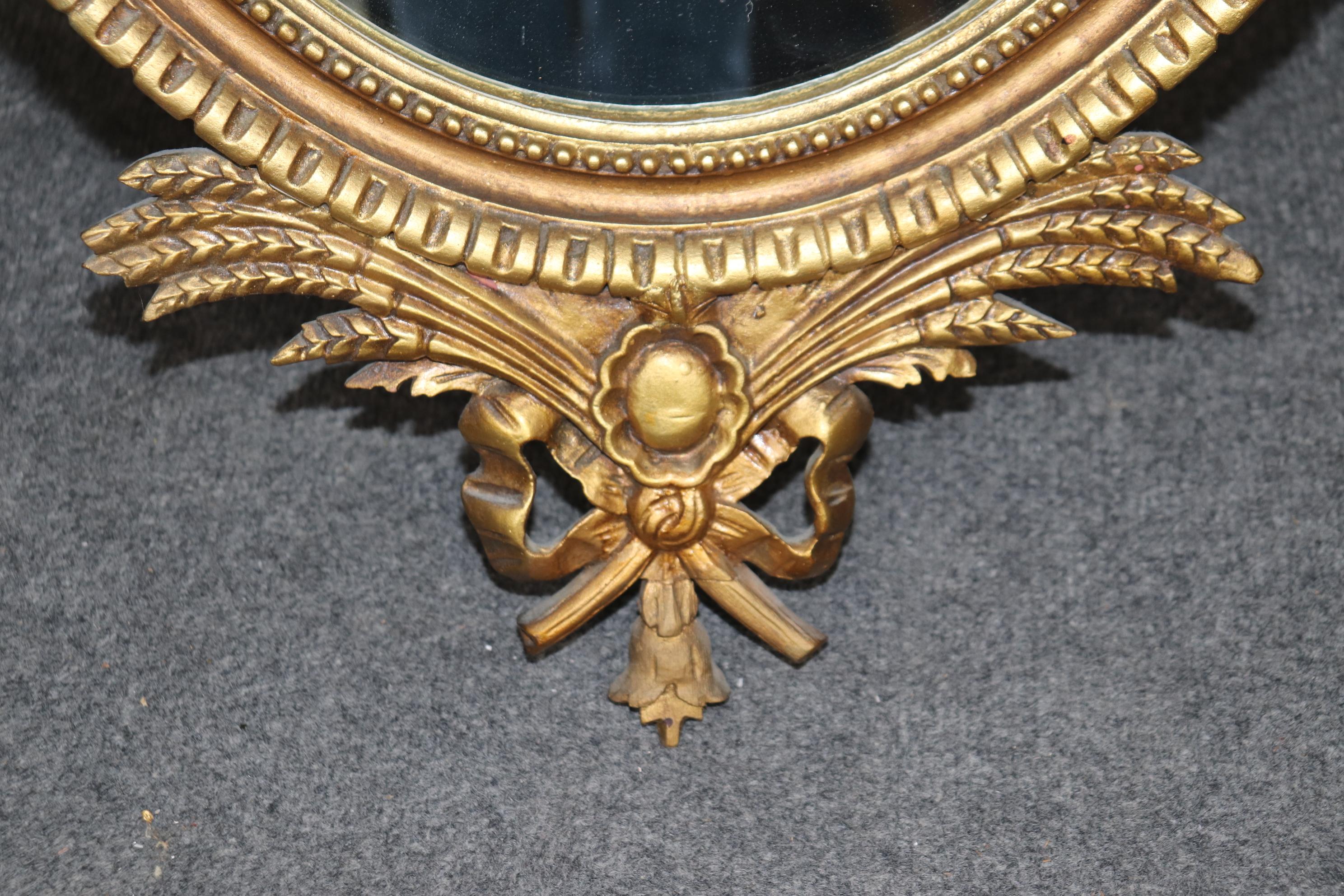 Paire unique de miroirs de style Louis XVI sculptés et dorés en vente 2