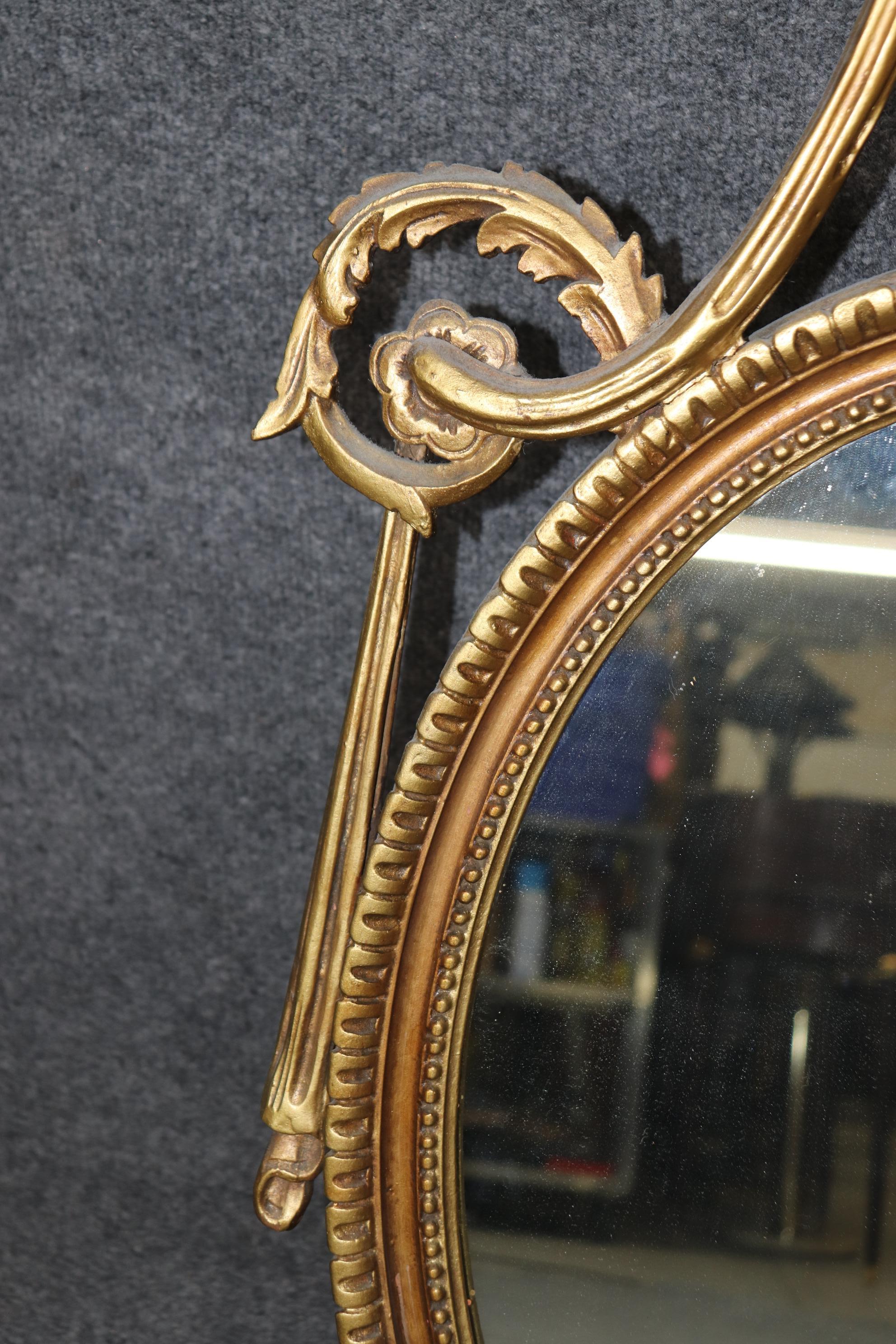 Paire unique de miroirs de style Louis XVI sculptés et dorés en vente 3