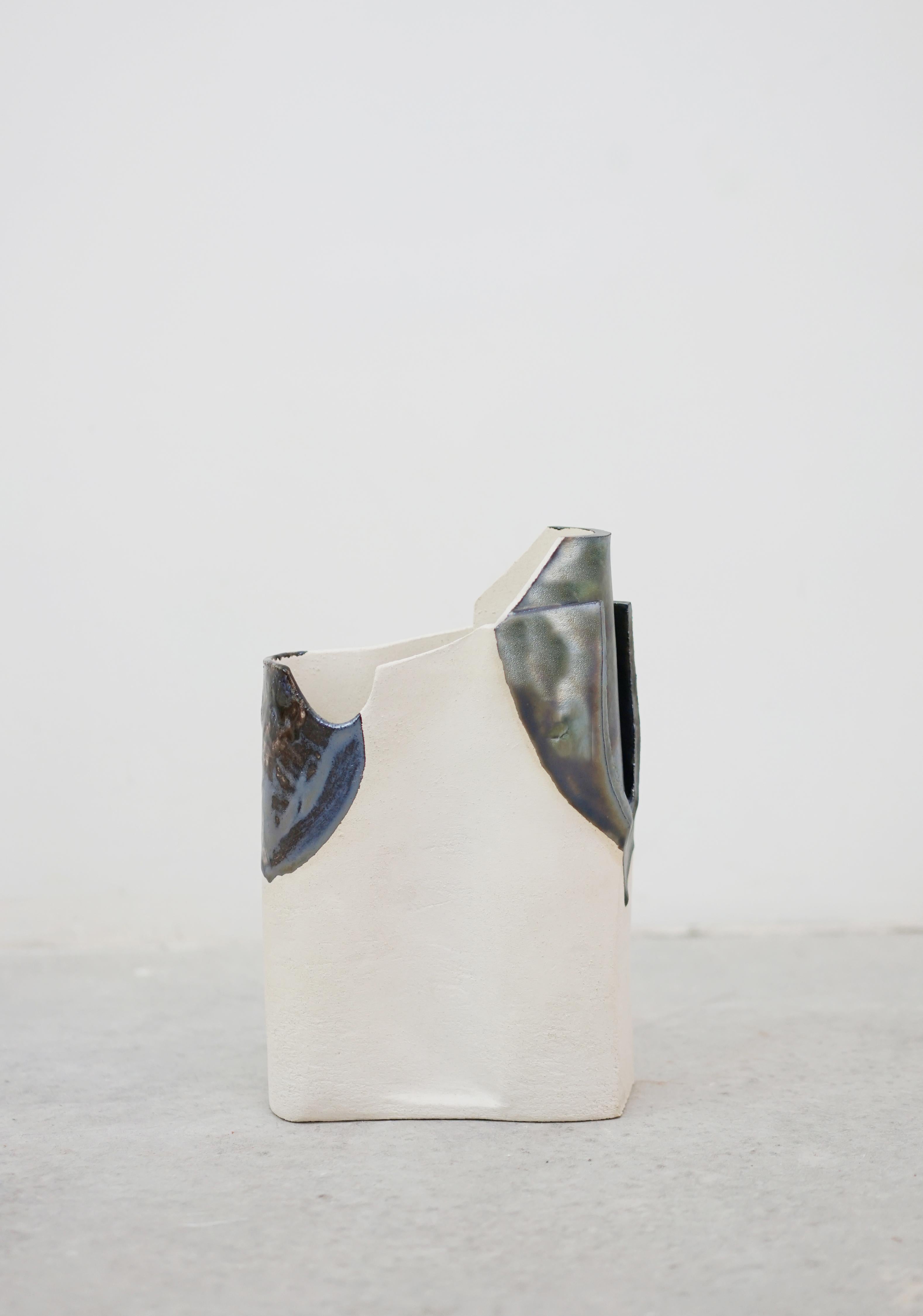 Vase unique HYDRA_DOKI_02 d'Emmanuelle Roule
Pièce unique
Dimensions : L 22 x H 30 cm
Matériaux : Grès cérame

Vase en grès blanc, partiellement émaillé avec des reflets à effet. Non étanche.

Studio de création fondé en 2007 à Paris.
Curieux de
