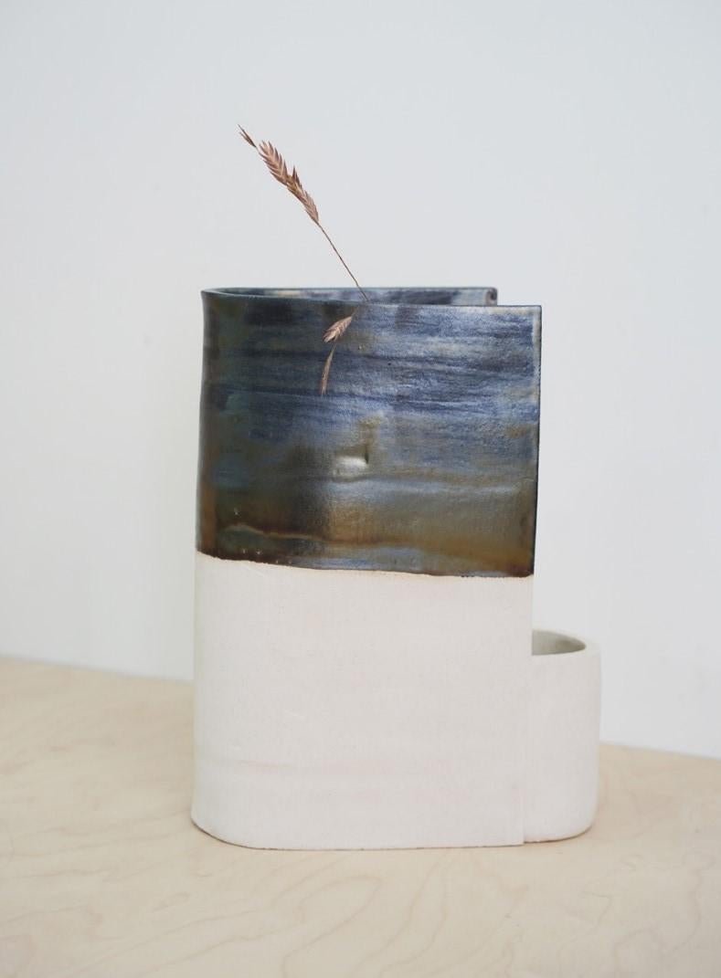 Vaso unico Hydra_doki_06 di Emmanuelle Roule
Pezzo unico
Dimensioni: L 25 x H 32 cm
Materiali: Gres

Vaso in gres bianco, parzialmente smaltato con riflessi ad effetto. Non è impermeabile.

Studio creativo fondato nel 2007 a Parigi.
Curioso