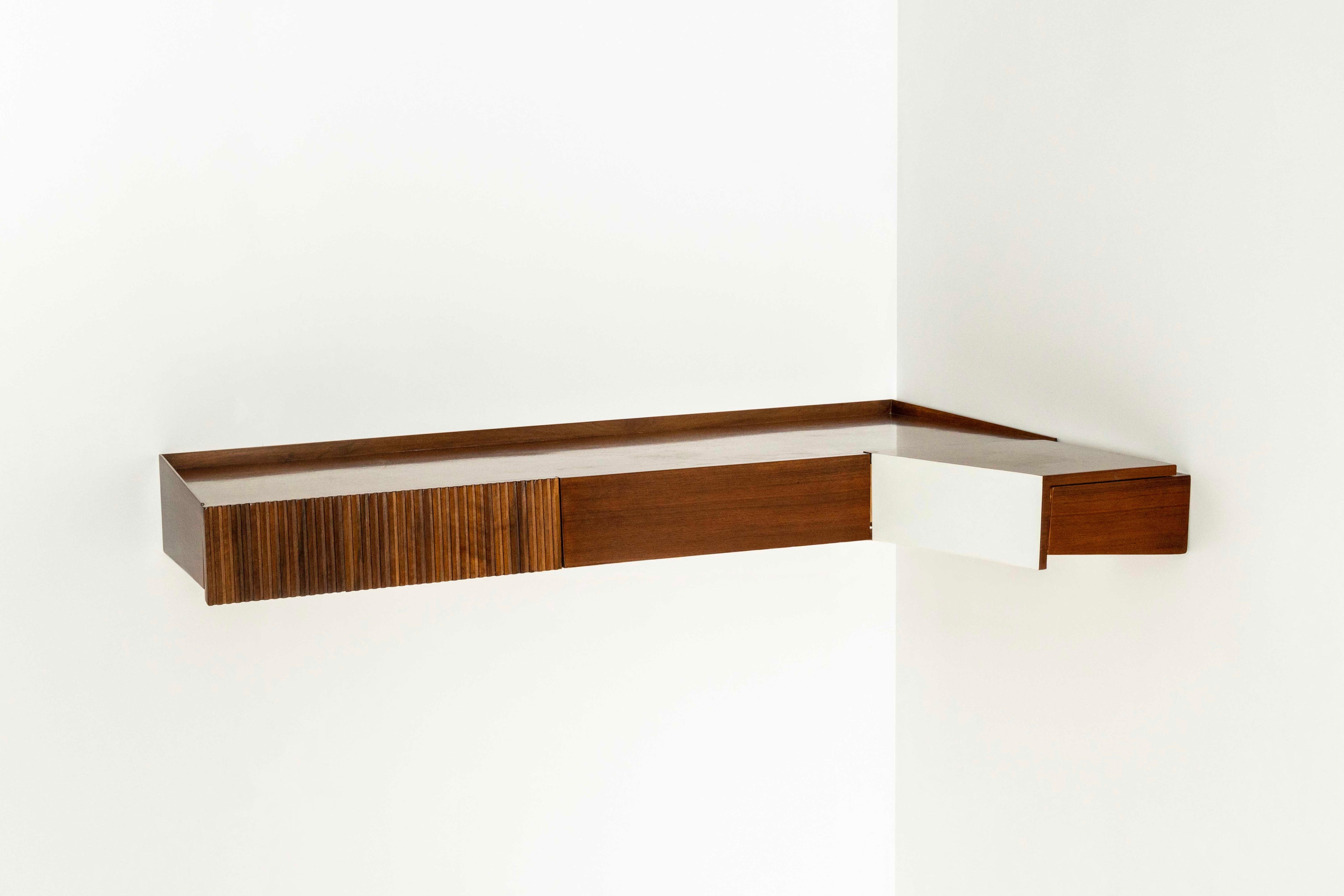 Unique Ico Parisi Hang Corner Shelf in Walnut from Italy 1950s. There is only one known to be made. The corner shelf has two flush drawers one that features a vertical textured effect, called 'grissinatura'. The top of the shorter side is connected
