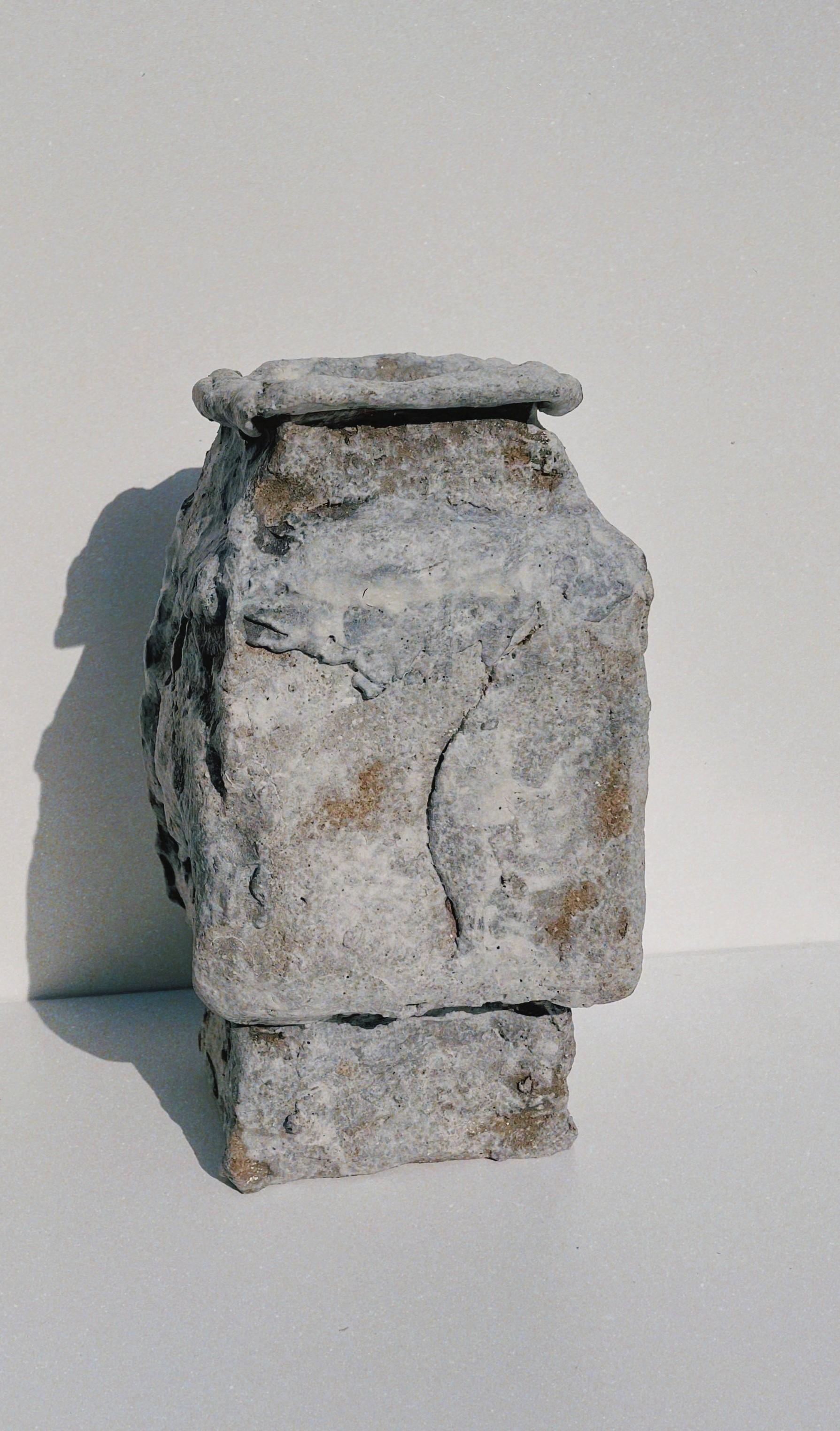 Unique II Steingut-Skulptur von Lisa Geue
Abmessungen: T 11 x B 12 x H 18,5 cm
MATERIALIEN: Steinzeug mit Schamotte, Porzellanschlicker, Kaolin, Mehrfachbrände
Nicht-funktional.

Lisa Geue arbeitet vor allem mit Keramik und schafft von antiken