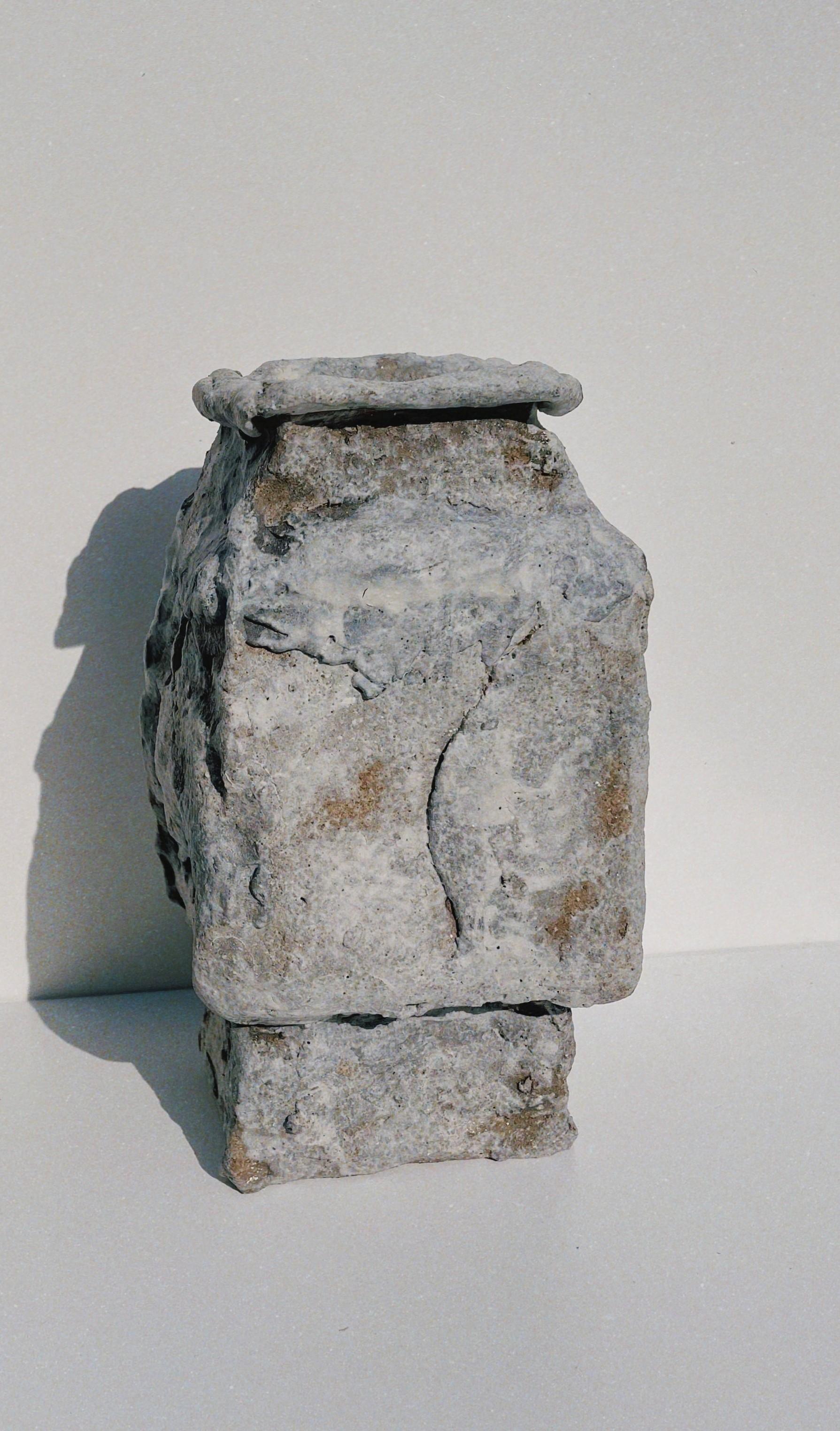 Scultura in gres Unique II di Lisa Geue
Dimensioni: D 11 x L 12 x H 18,5 cm
Materiali: Gres con chamotte, porcellana, caolino, cotture multiple
Non funzionale.

Lisa Geue lavora principalmente in ceramica, creando vasi ispirati a forme antiche e