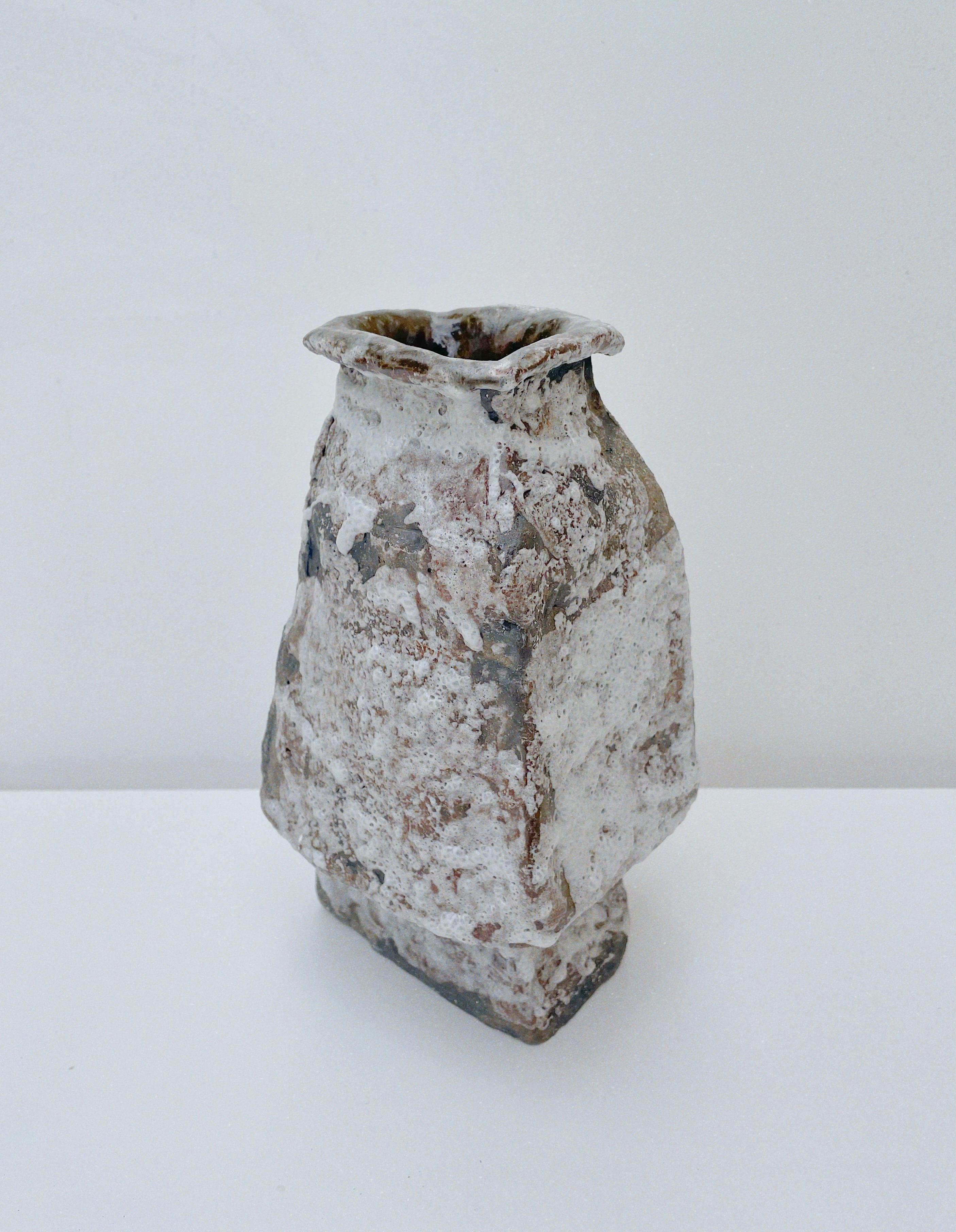 Scultura in gres Unique III di Lisa Geue
Dimensioni: P 12 x L 10 x H 21,5 cm
Materiali: Gres con chamotte, porcellana, caolino, cotture multiple
Non funzionale.

Lisa Geue lavora principalmente in ceramica, creando vasi ispirati a forme antiche e