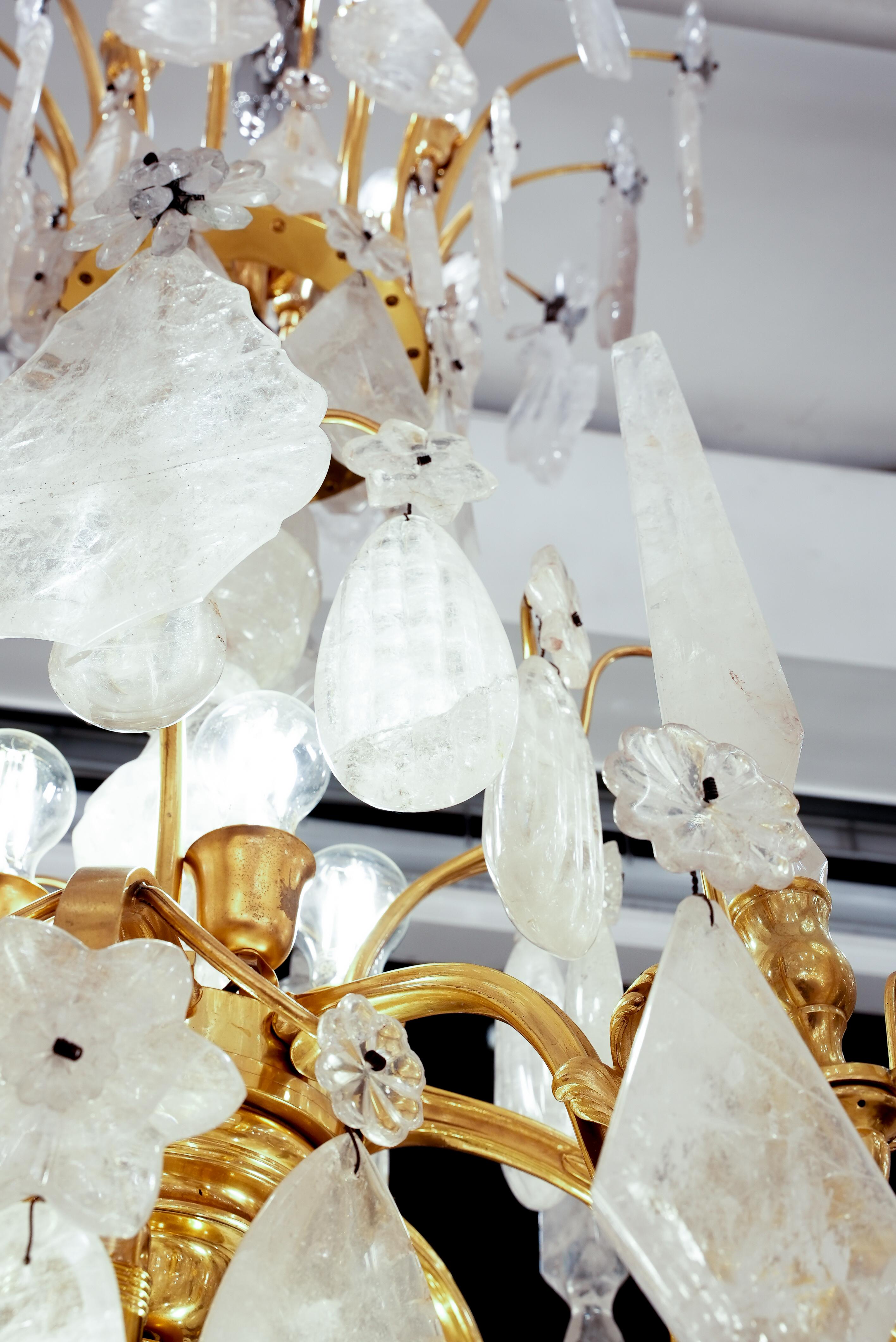 Lampadario in cristallo di rocca e bronzo dorato di Georges Hoentschel, unico nel suo genere. in vendita 1