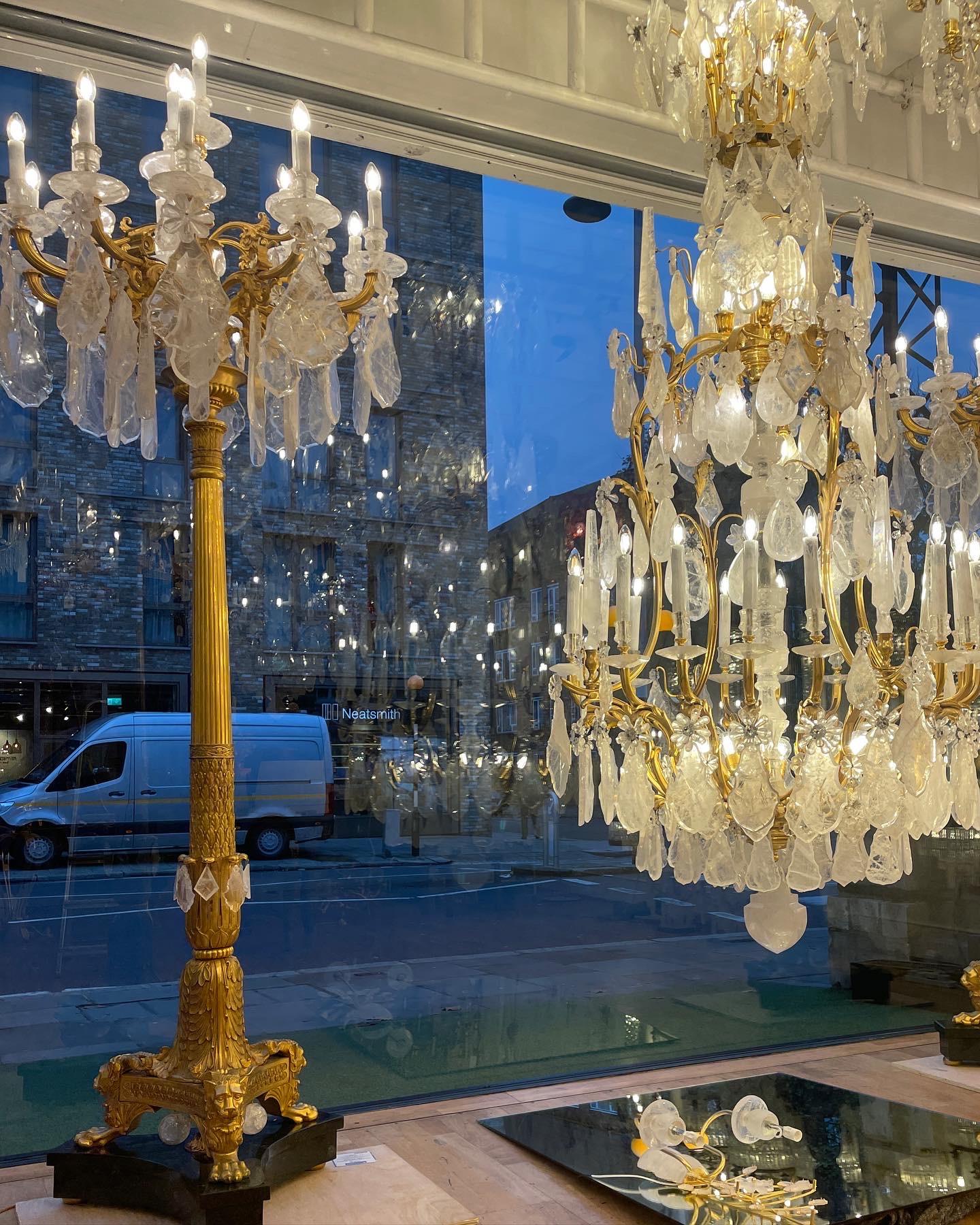 Français Unique en son genre  Important lustre français George Hoentschel en cristal de roche et bronze doré en vente