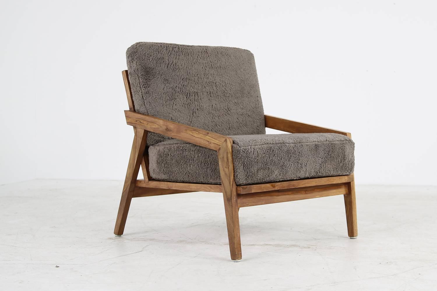 Beautiful unique Indonesian easy chair, made of solid wood, fantastic condition, oak or sheesham wood, cushions with new upholstery and covered with grey teddy fur fabric. 