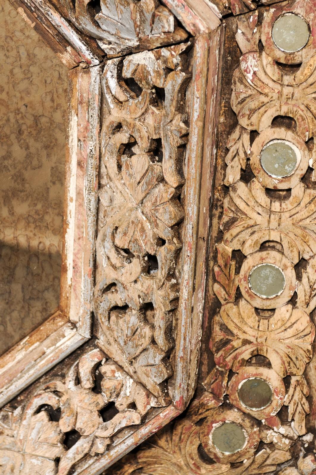 Miroir octogonal indonésien unique, sculpté et orné, d'une largeur et d'une hauteur d'environ 5,5 pieds en vente 5