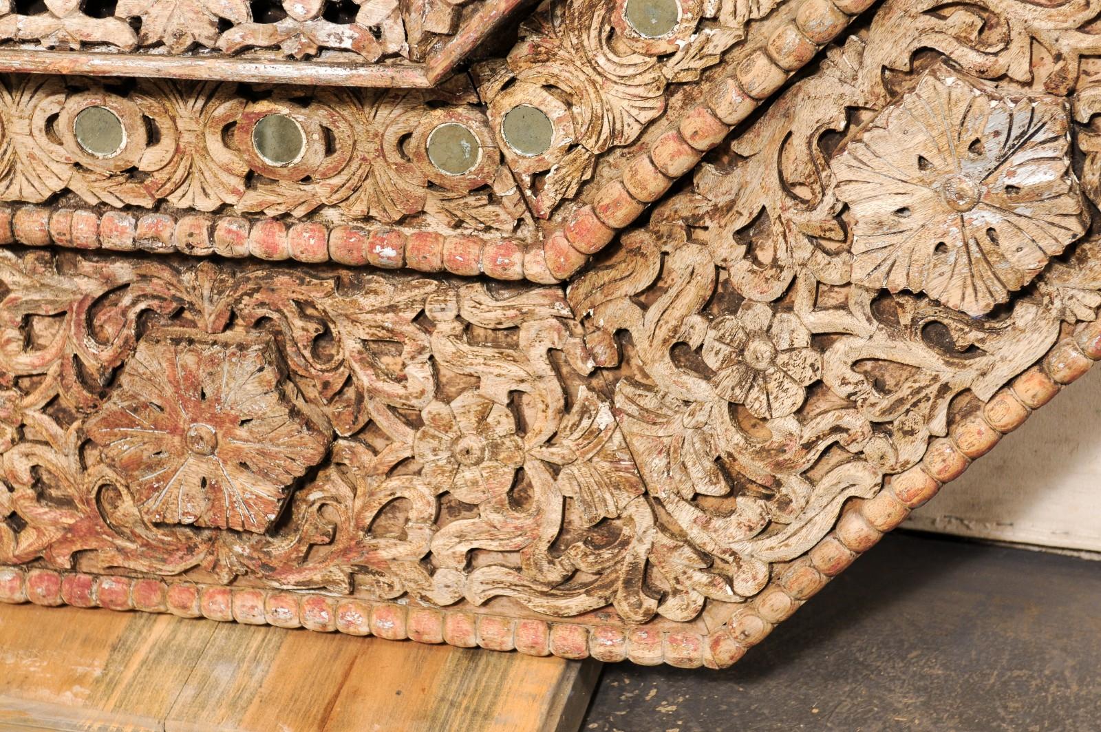 Miroir octogonal indonésien unique, sculpté et orné, d'une largeur et d'une hauteur d'environ 5,5 pieds en vente 6