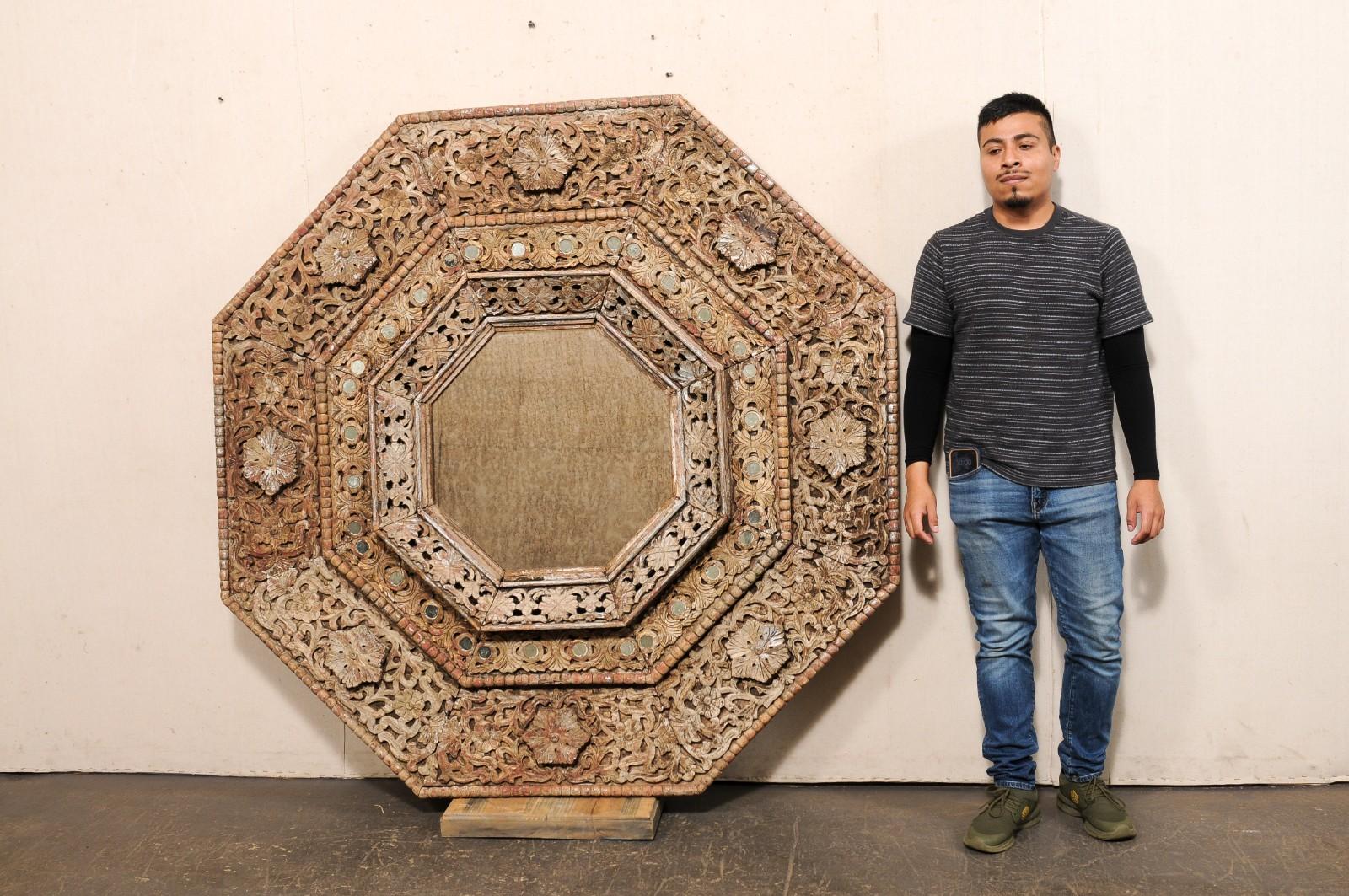 Miroir octogonal indonésien unique, sculpté et orné, d'une largeur et d'une hauteur d'environ 5,5 pieds en vente 7
