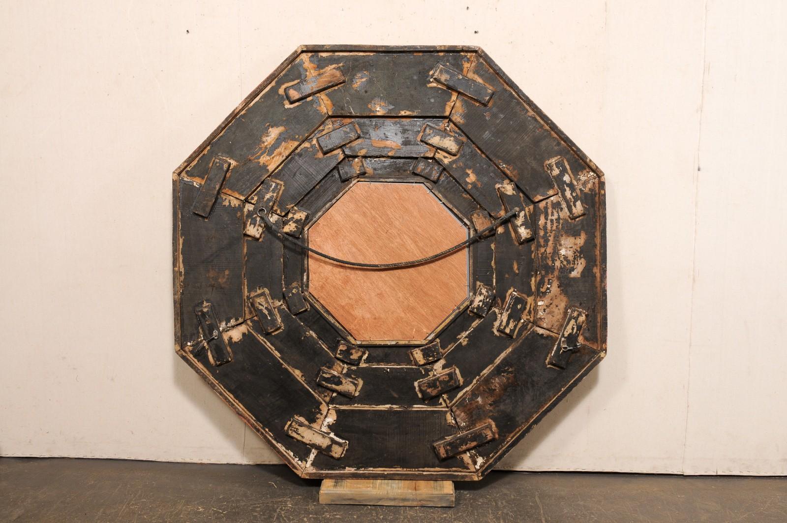 Miroir octogonal indonésien unique, sculpté et orné, d'une largeur et d'une hauteur d'environ 5,5 pieds en vente 8