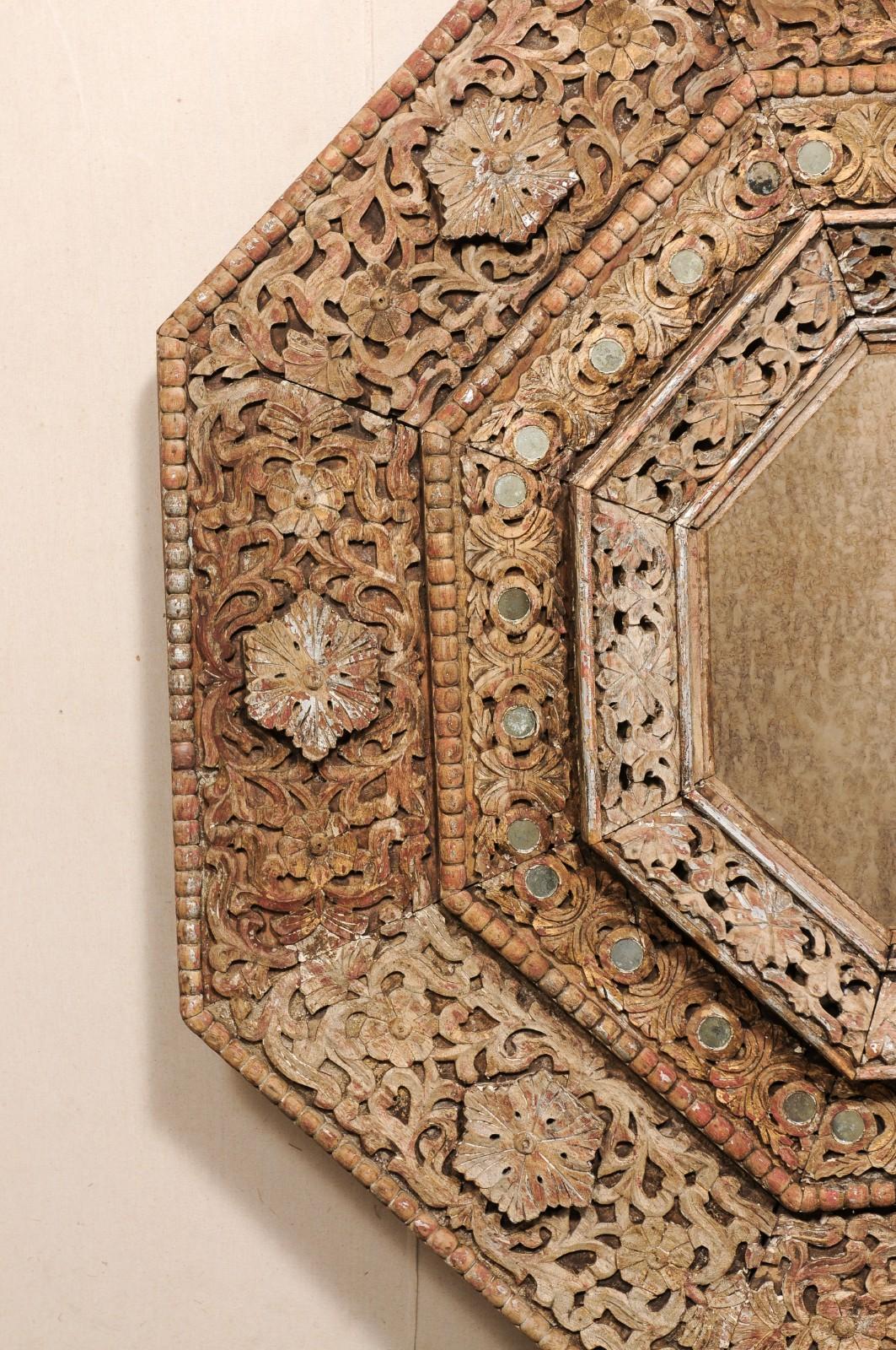 Indonésien Miroir octogonal indonésien unique, sculpté et orné, d'une largeur et d'une hauteur d'environ 5,5 pieds en vente