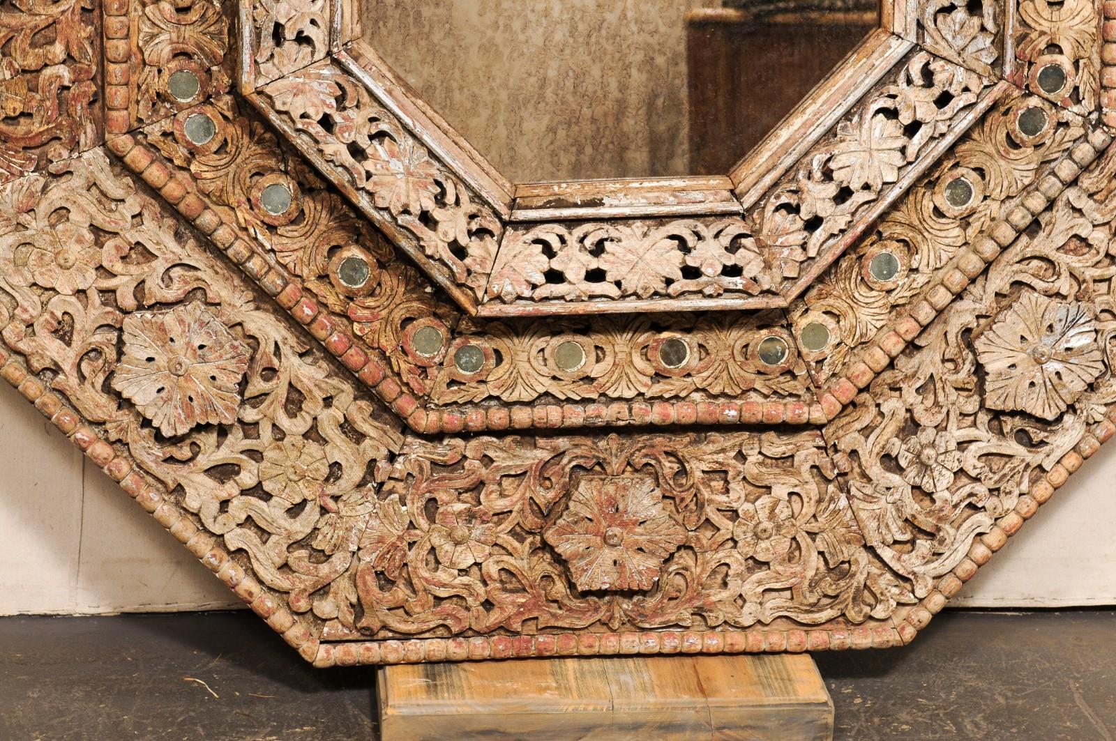 20ième siècle Miroir octogonal indonésien unique, sculpté et orné, d'une largeur et d'une hauteur d'environ 5,5 pieds en vente