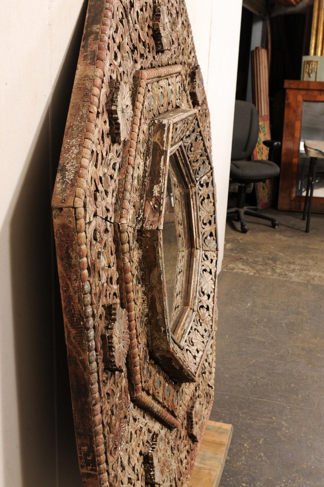 Miroir octogonal indonésien unique, sculpté et orné, d'une largeur et d'une hauteur d'environ 5,5 pieds en vente 3