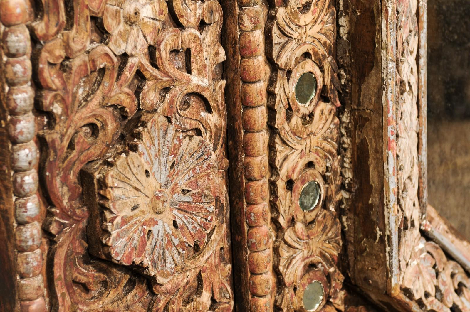 Miroir octogonal indonésien unique, sculpté et orné, d'une largeur et d'une hauteur d'environ 5,5 pieds en vente 4