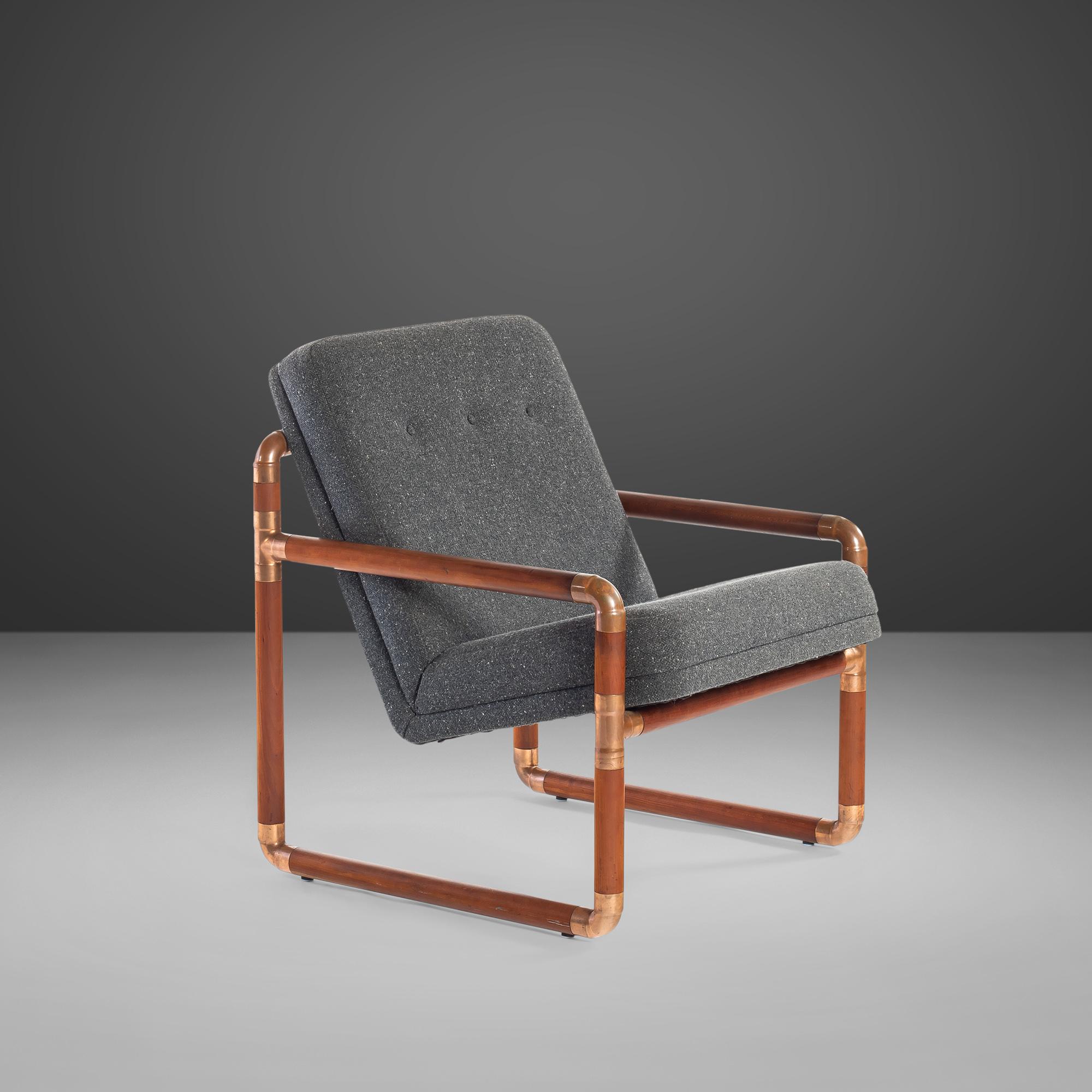Inconnu Chaise longue industrielle unique en laiton et noyer avec revêtement en tweed gris, États-Unis en vente