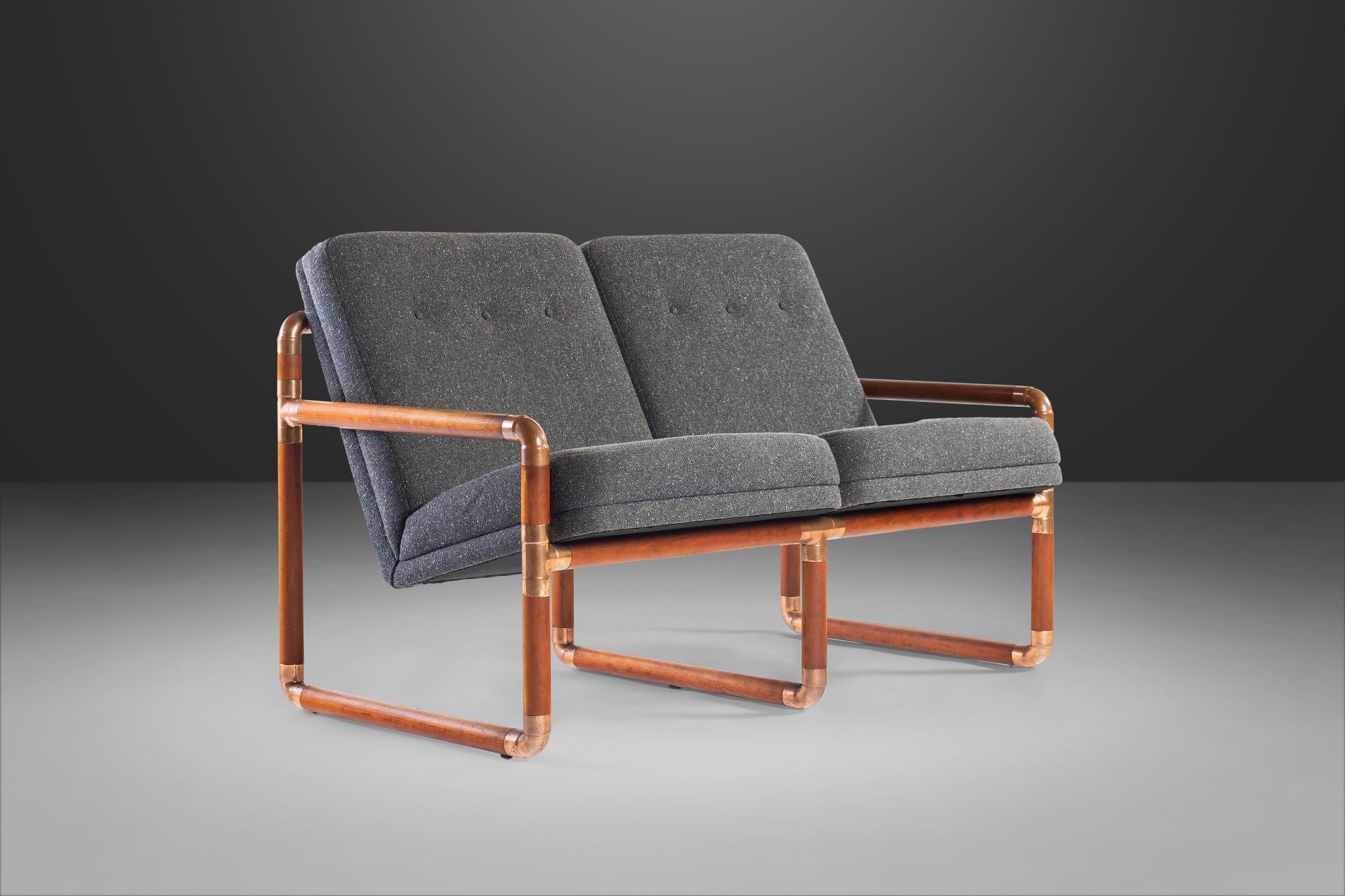 Loveseat industrial único de latón y nogal y silla a juego con tweed gris en venta 1