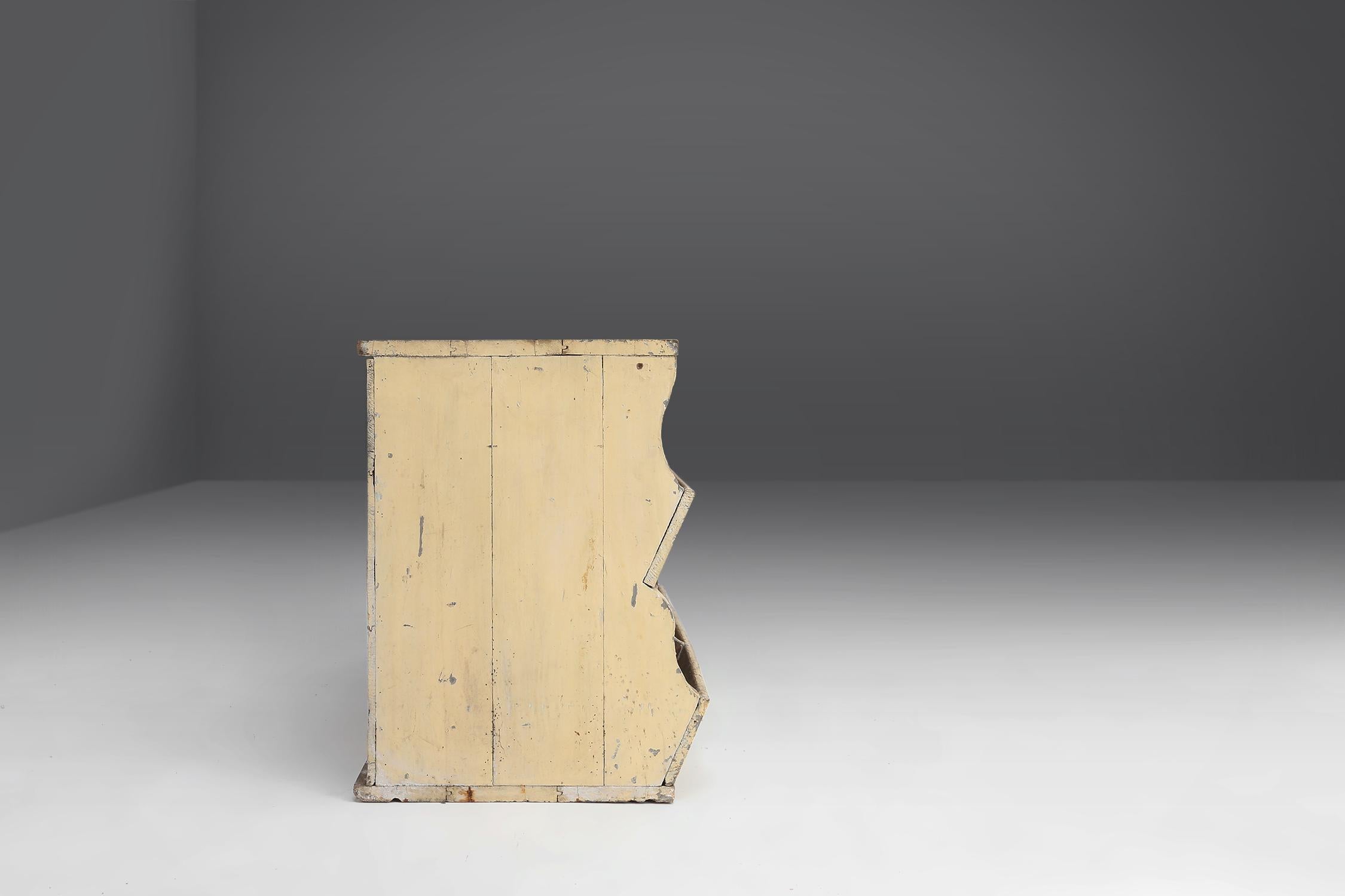 Armoire à compartiments industrielle unique en son genre, richement patinée, France, 1890 Bon état - En vente à Meulebeke, BE