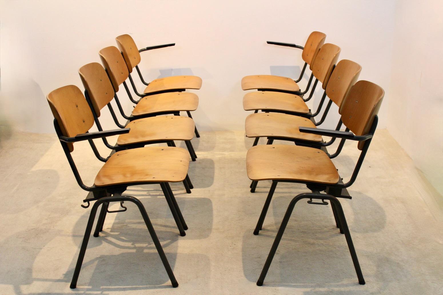 Unique and comfortable Industrial Plywood Schoolsofa seat consisting of 4 linked chairs, produced by Marko Holland in the ‘60’s. The chairs have a black tubular metal frame and beautifully curved plywood seat and backrests. Two chairs have an
