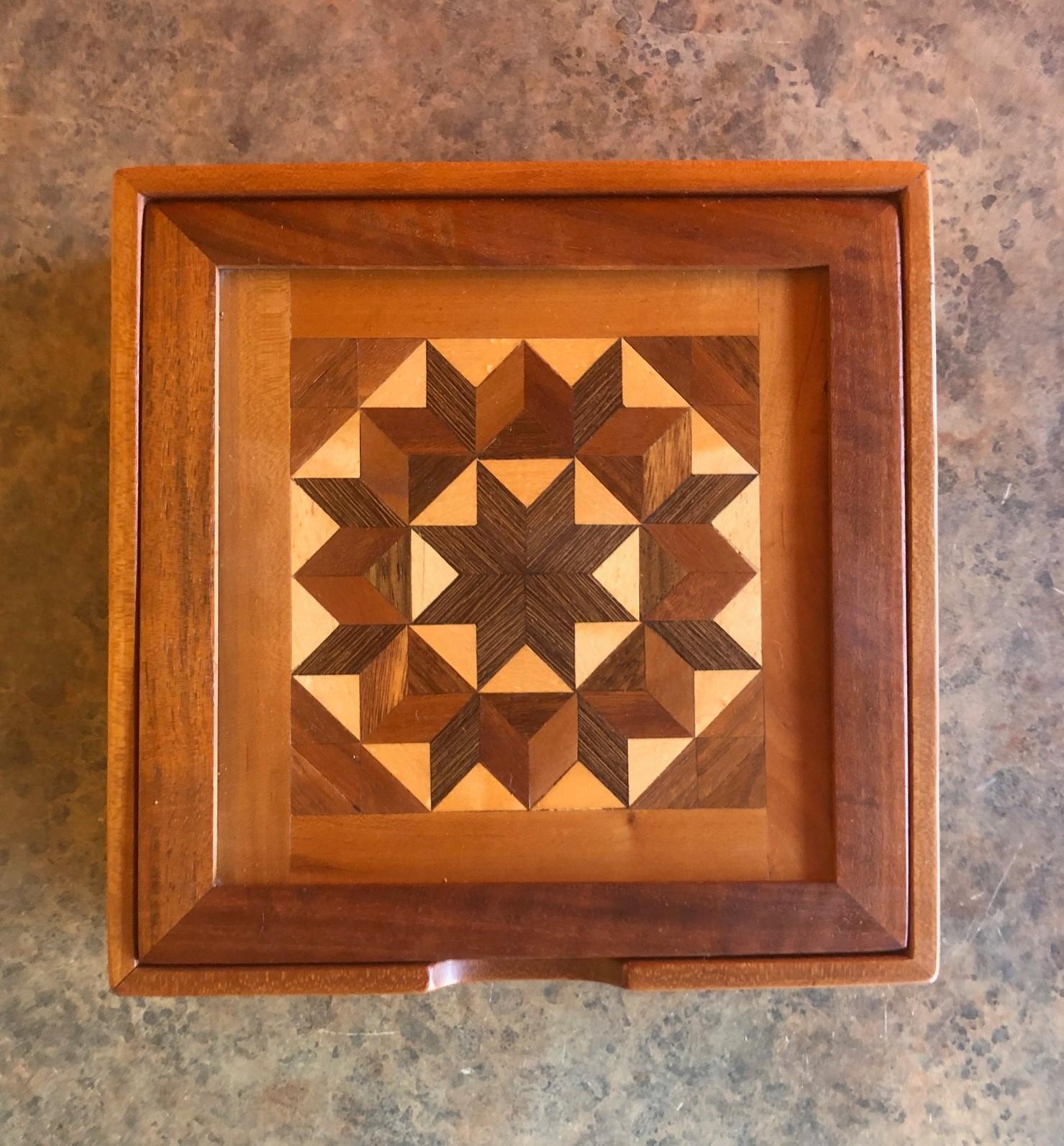 Einzigartige Intarsienkiste aus gemischtem Holz (amerikanisch) im Angebot
