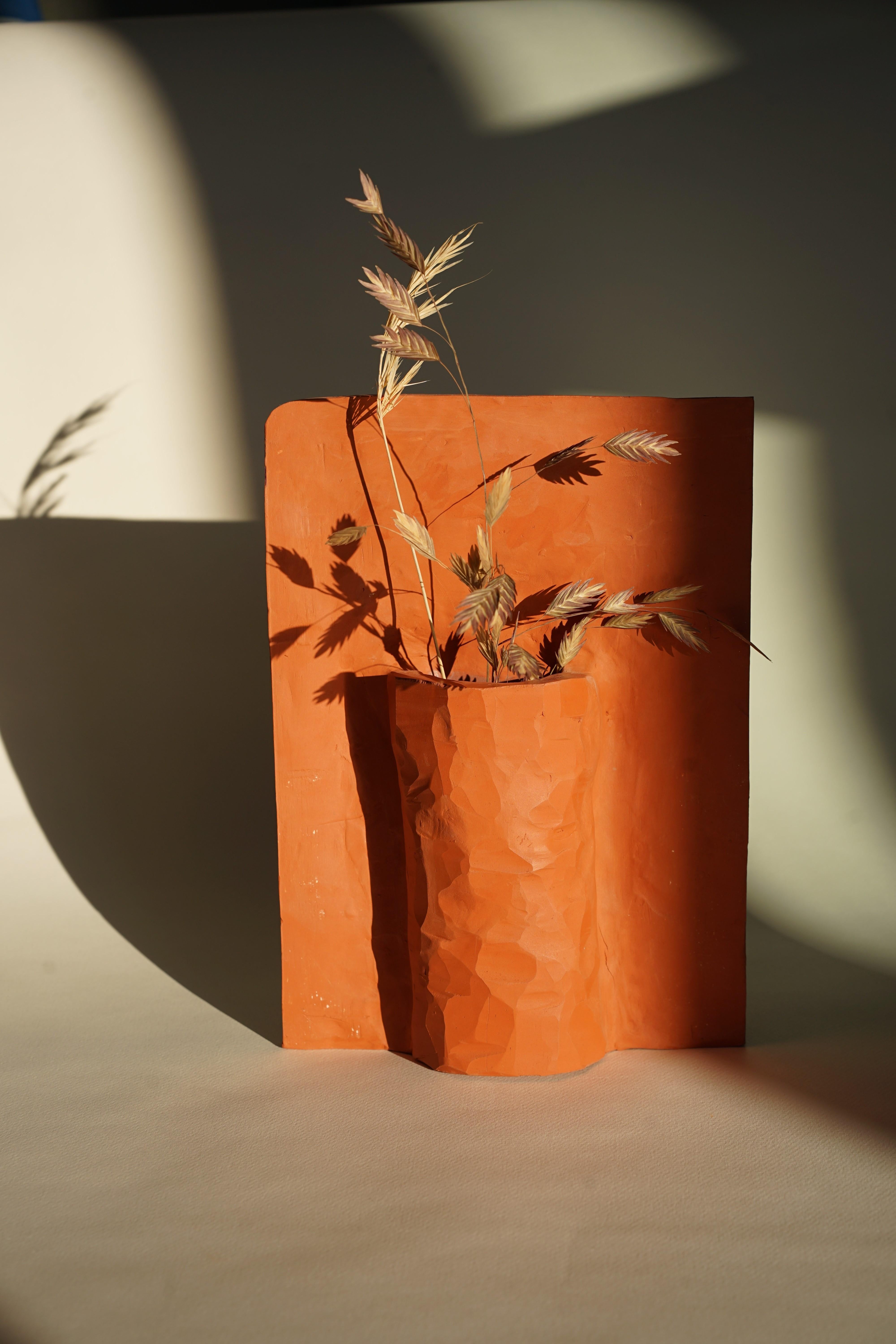 Unique INO_01 sculpture vase by Emmanuelle Roule
Unique piece
Dimensions: W 22 x H 28 cm
Materials: clay, terracotta glaze

Unique hand-modelled piece in raw terracotta and clay, on the back glazed with a shiny metallic effect. Not