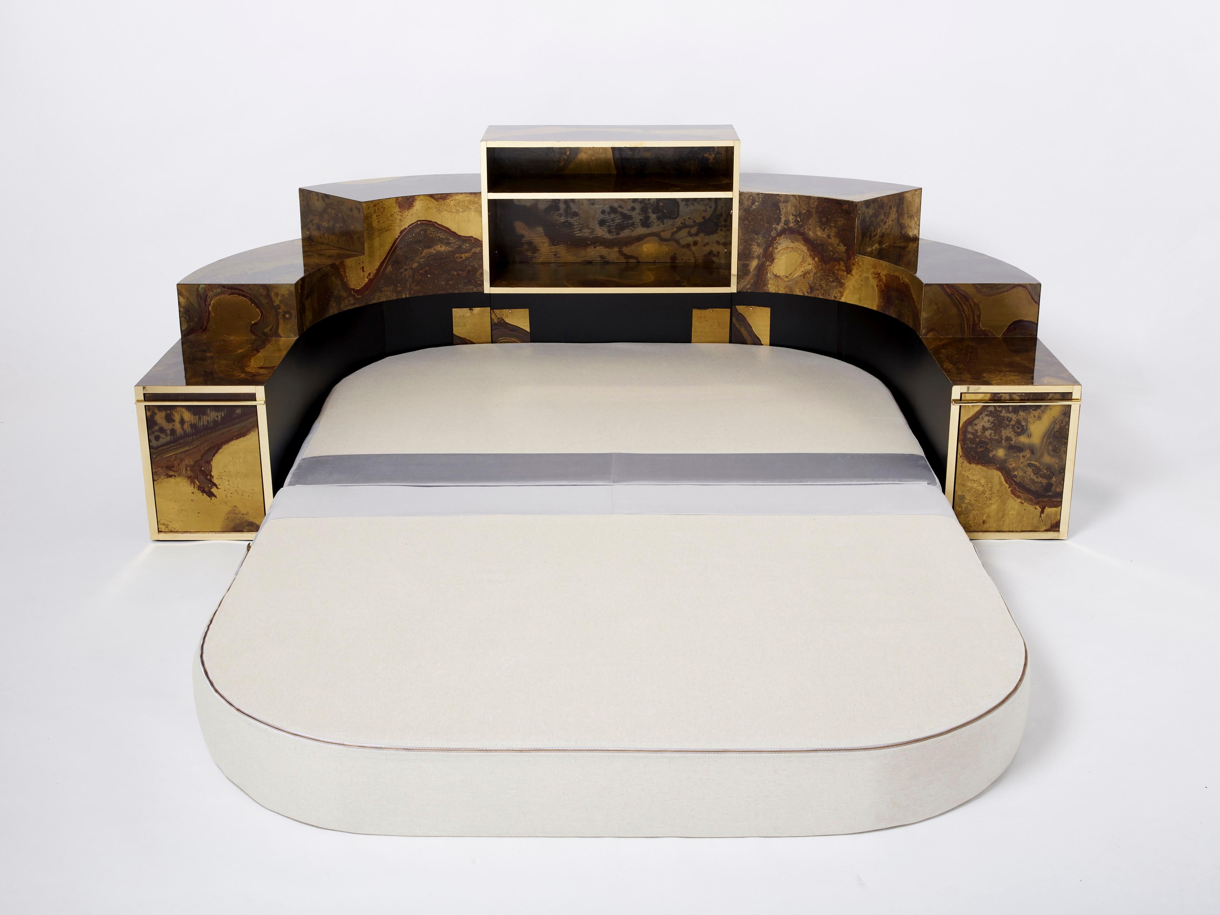 Unique Isabelle Richard Faure Oxidized Brass Velvet Sofa Bed, 1970s In Good Condition For Sale In Paris, IDF