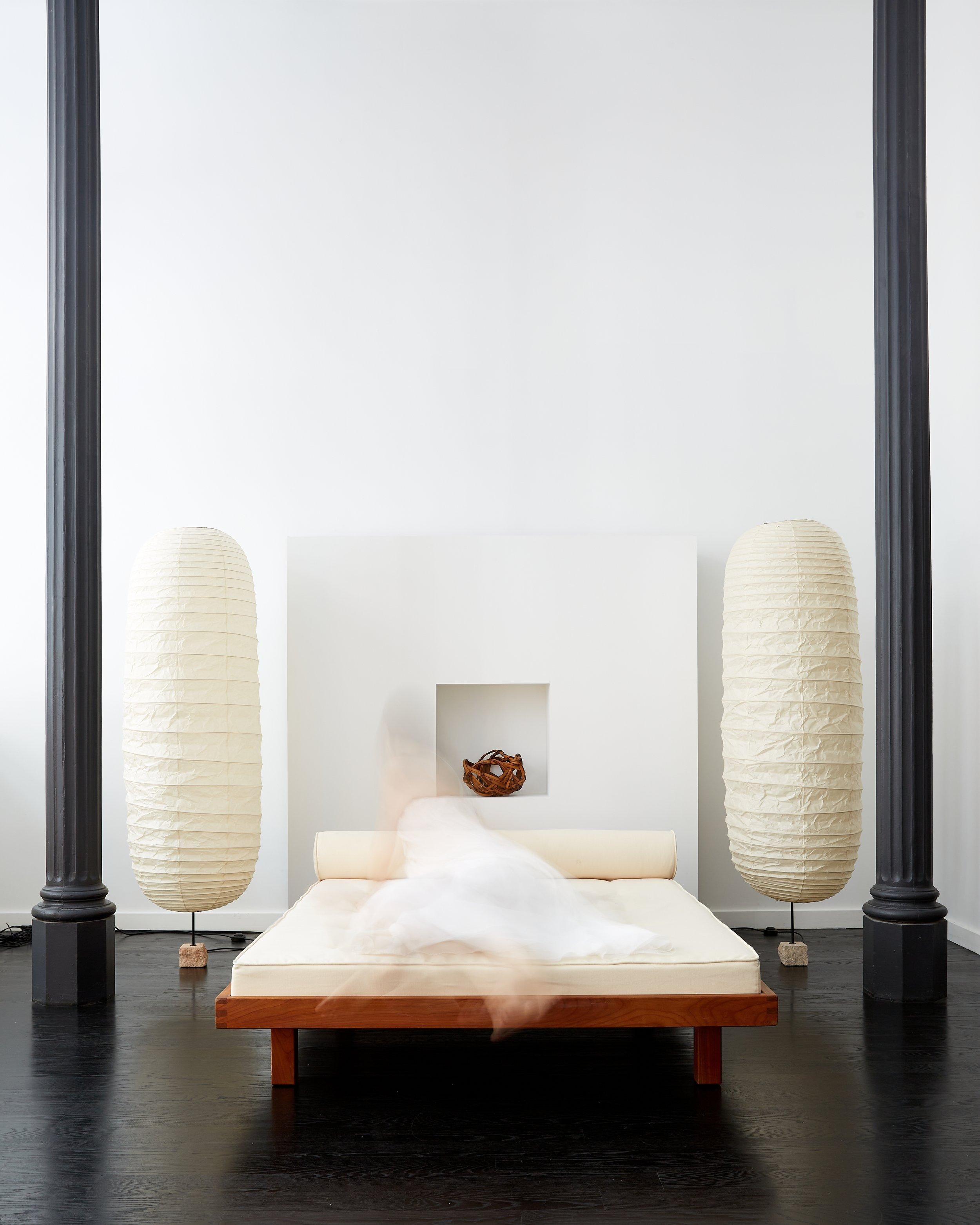 Sculpture lumineuse unique Isamu Noguchi Akari 32N avec base en pierre ligurienne en vente 1