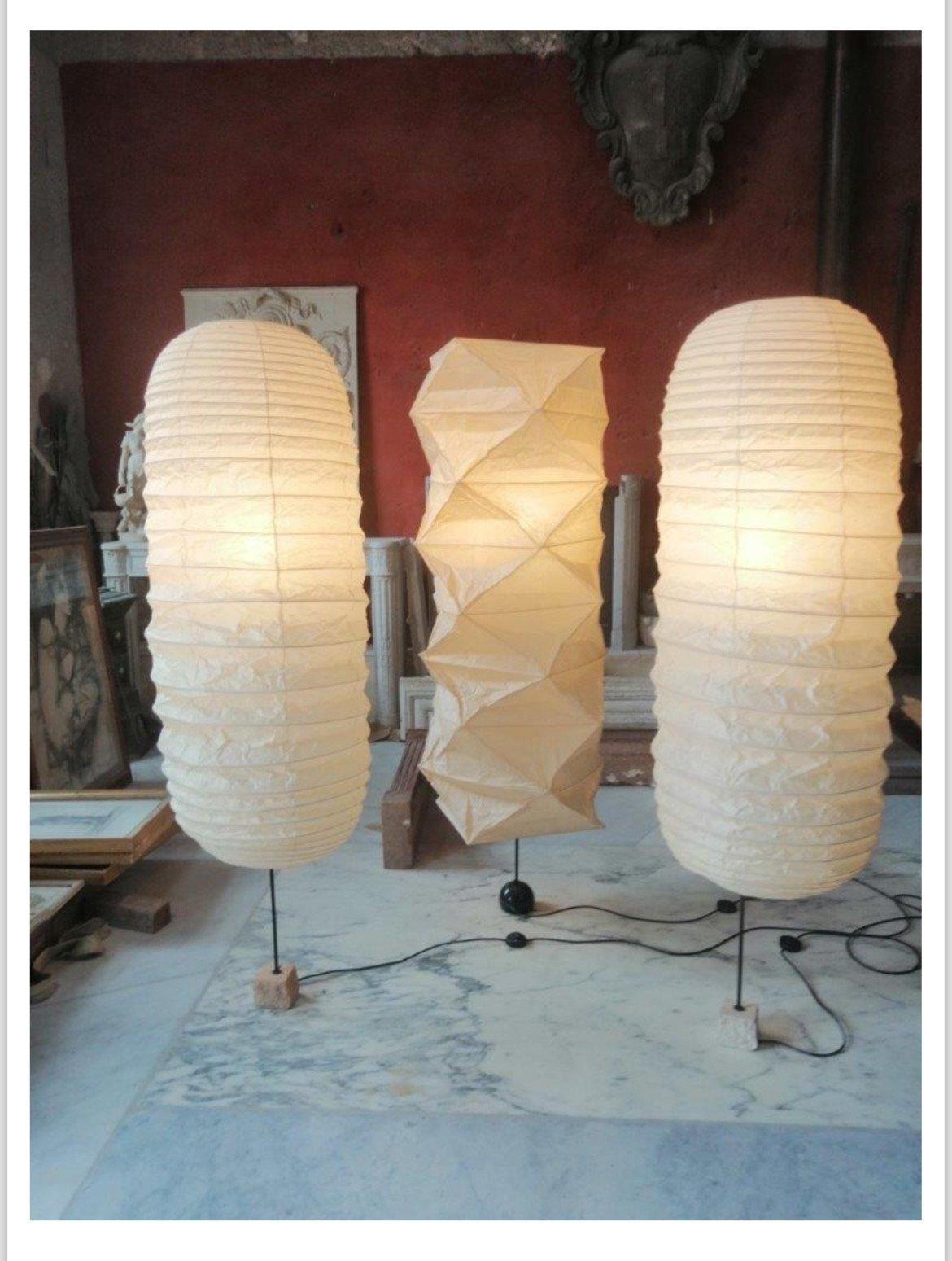 Sculpture lumineuse unique Isamu Noguchi Akari 32N avec base en pierre ligurienne en vente 3