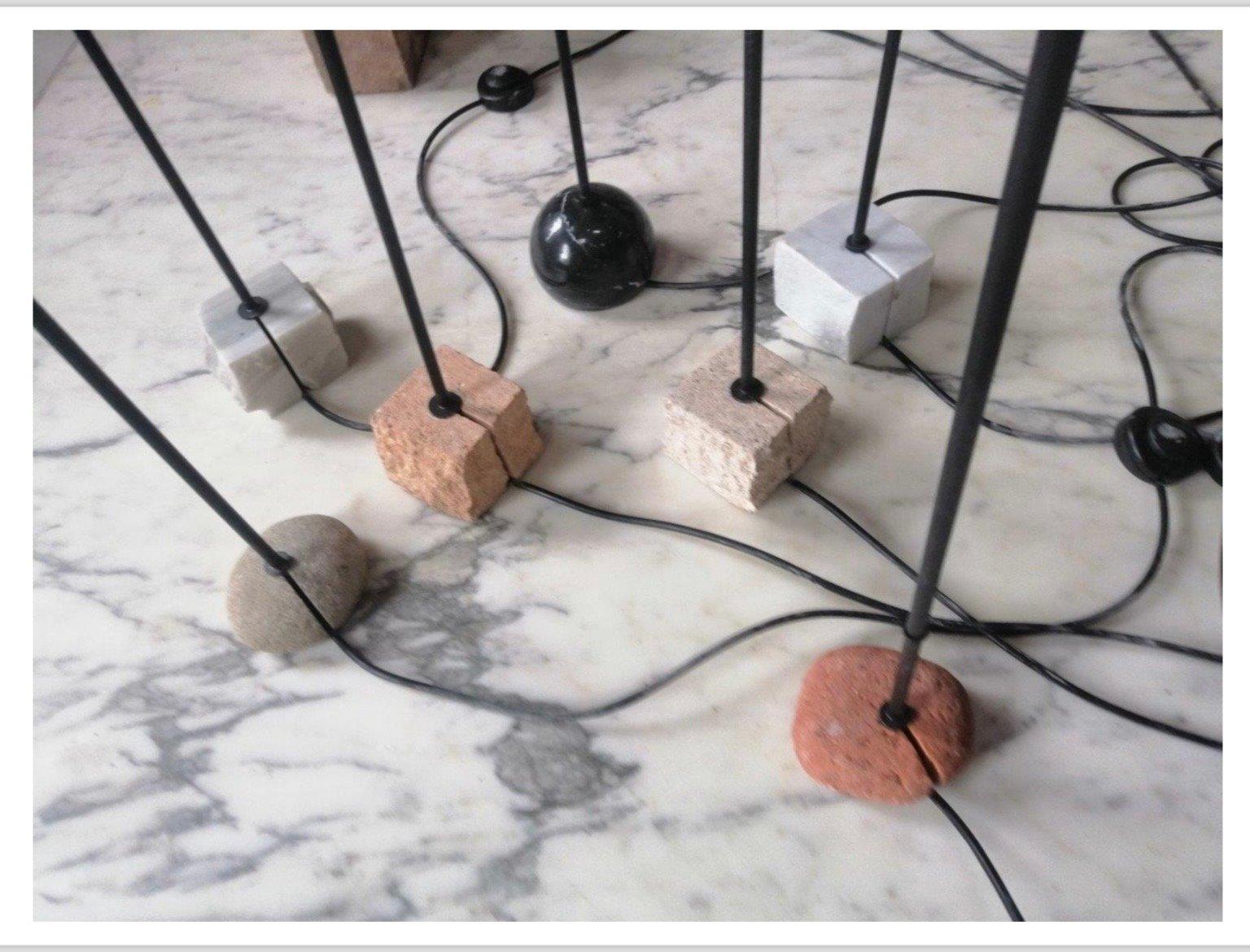 Sculpture lumineuse unique Isamu Noguchi Akari 32N avec base en pierre ligurienne en vente 12