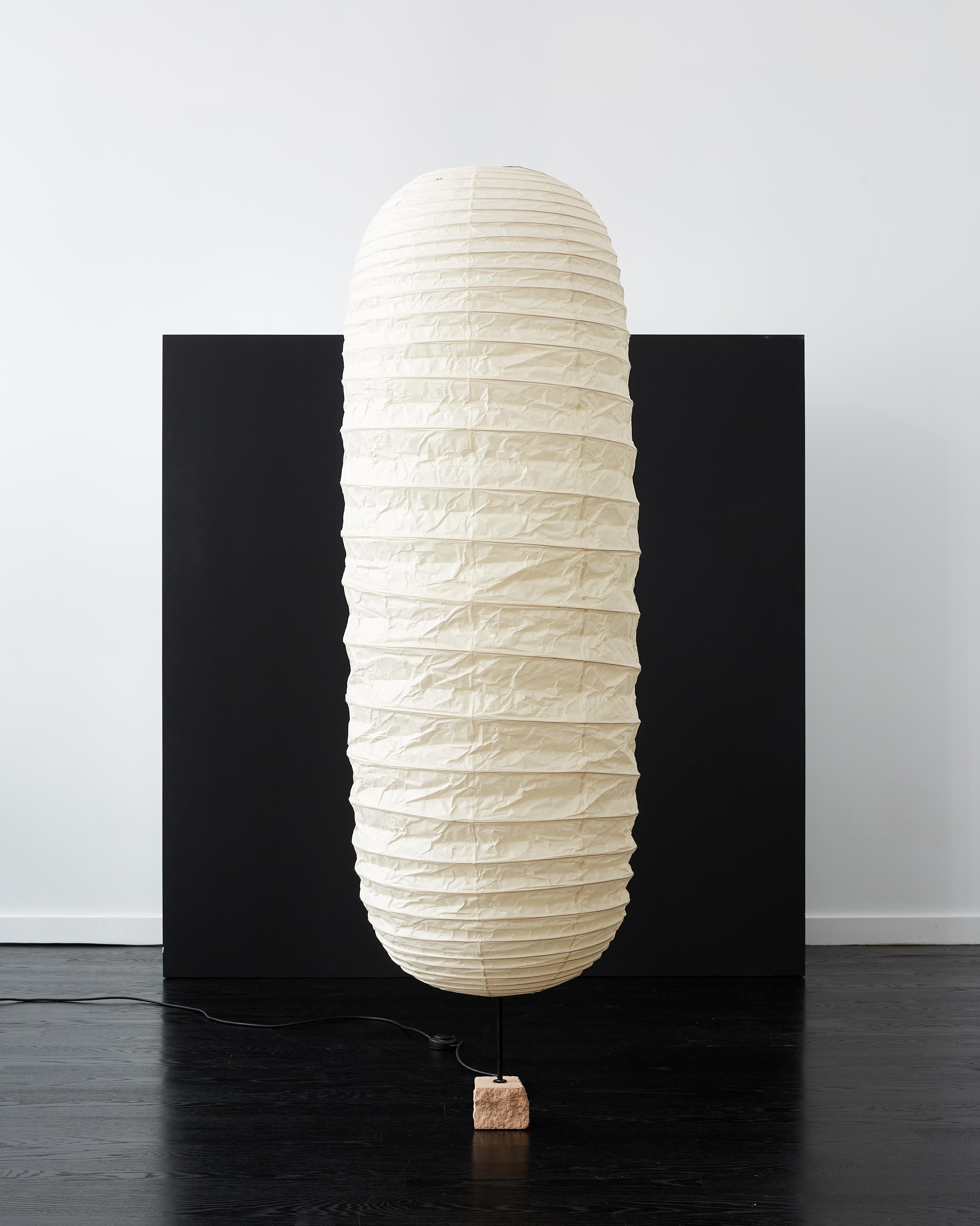 *Deux disponibles, chacun avec une pierre ligurienne de couleur différente. Vendu séparément.

Sculpture lumineuse unique d'Isamu Noguchi Akari, modèle 32N avec base sculptée en pierre de Ligurie. 

A.I.C. C. 1977.

Abat-jour en papier washi fait à