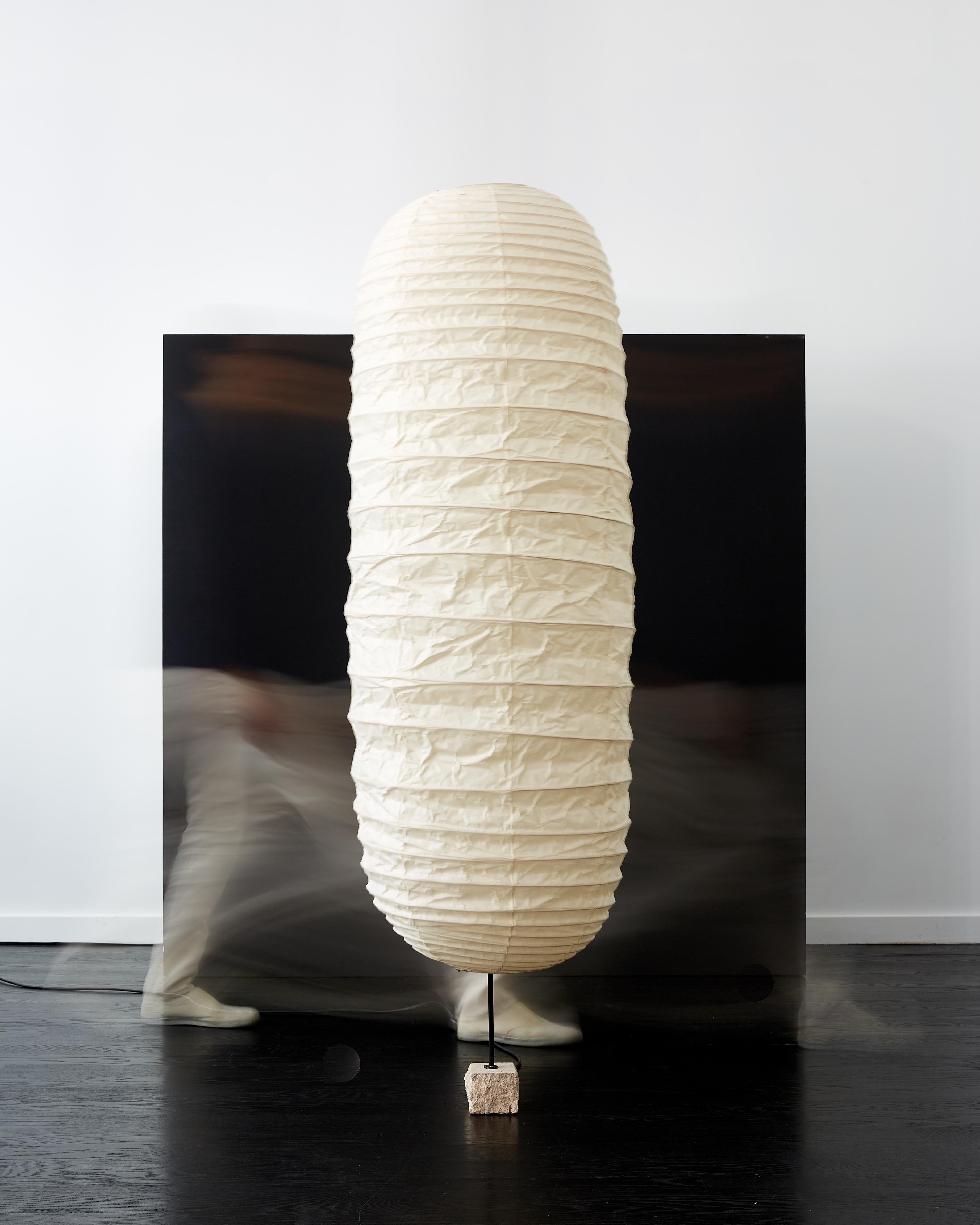 Mid-Century Modern Sculpture lumineuse unique Isamu Noguchi Akari 32N avec base en pierre ligurienne en vente