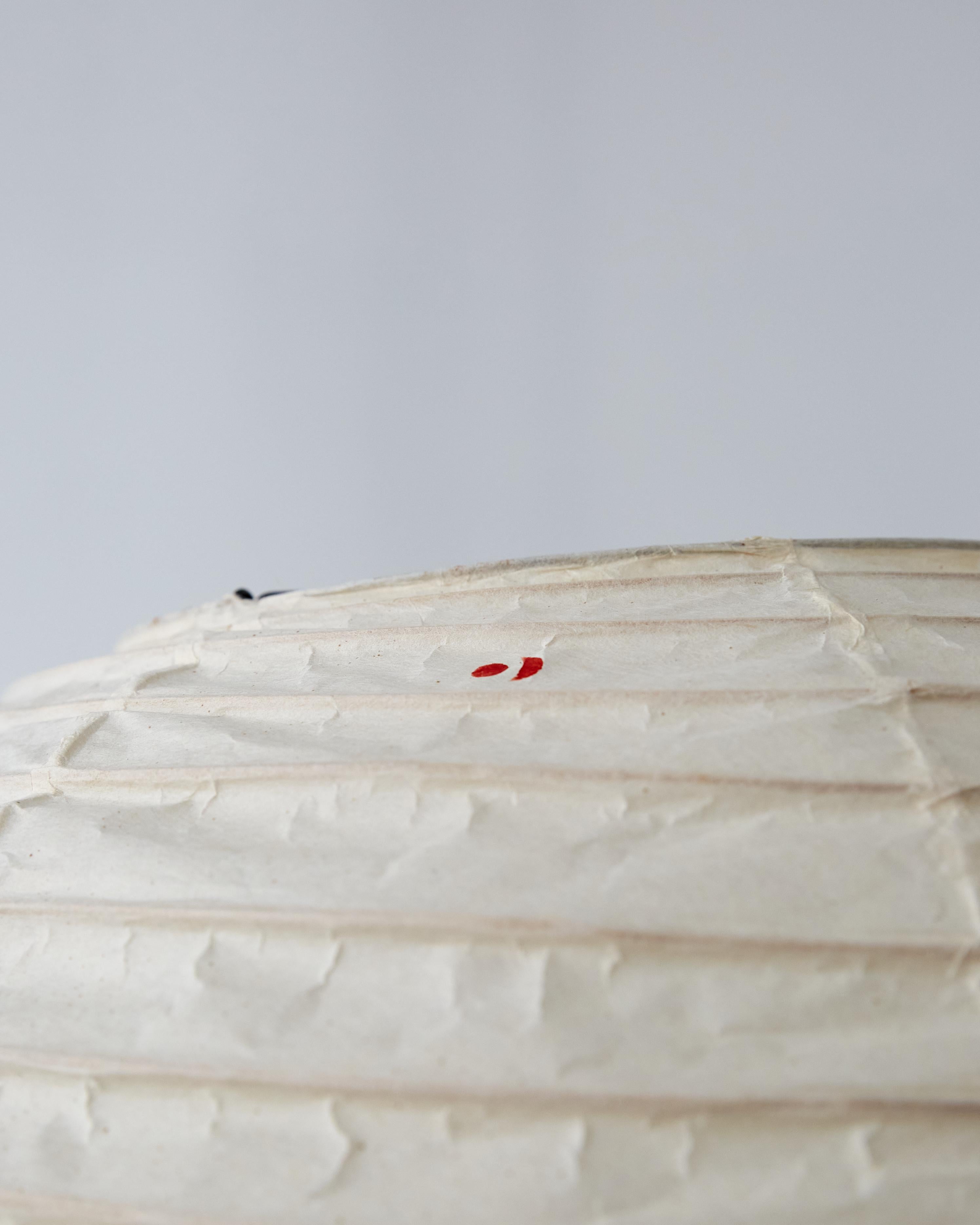 Japonais Sculpture lumineuse unique Isamu Noguchi Akari 32N avec base en pierre ligurienne en vente