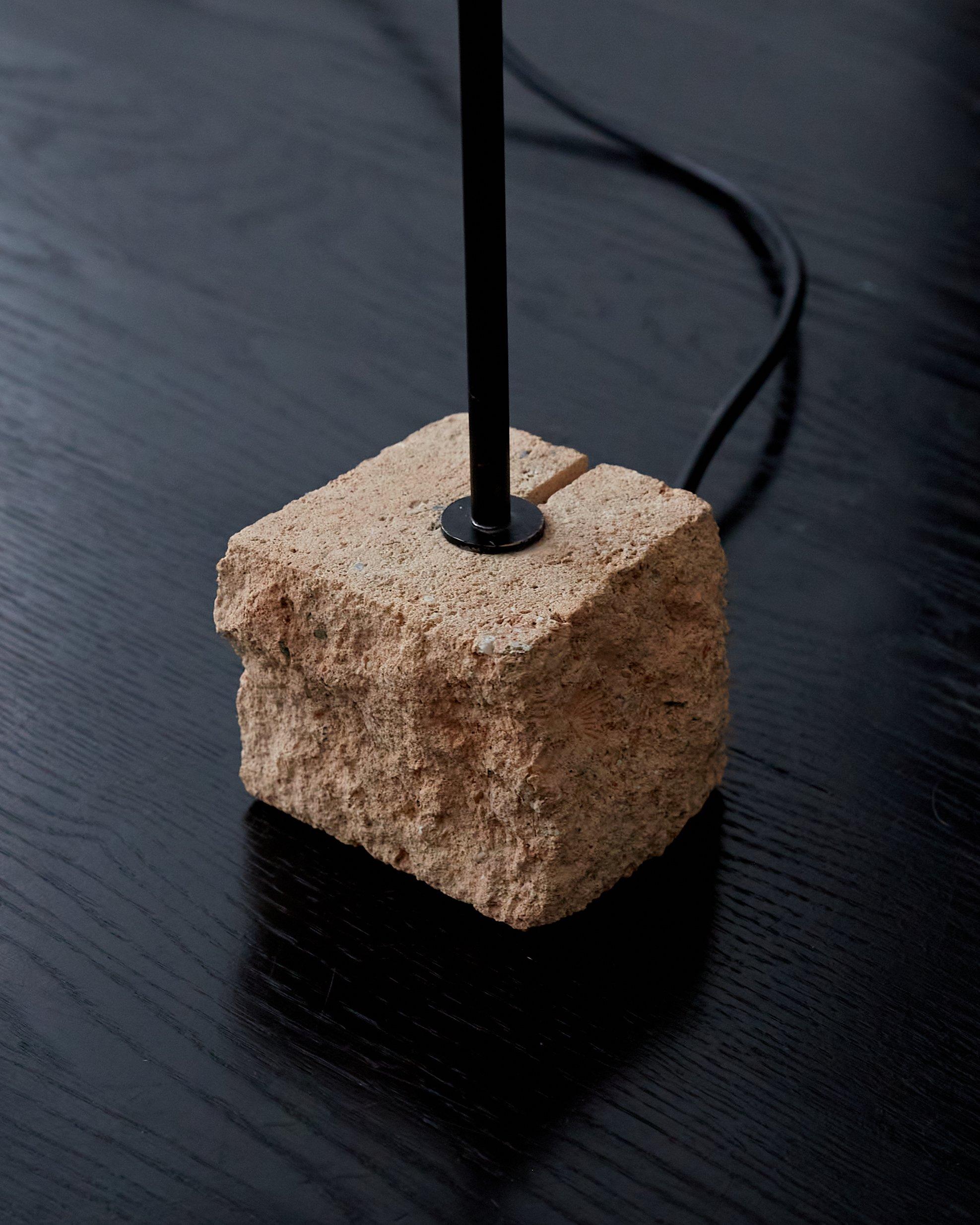 Sculpture lumineuse unique Isamu Noguchi Akari 32N avec base en pierre ligurienne Bon état - En vente à Brooklyn, NY