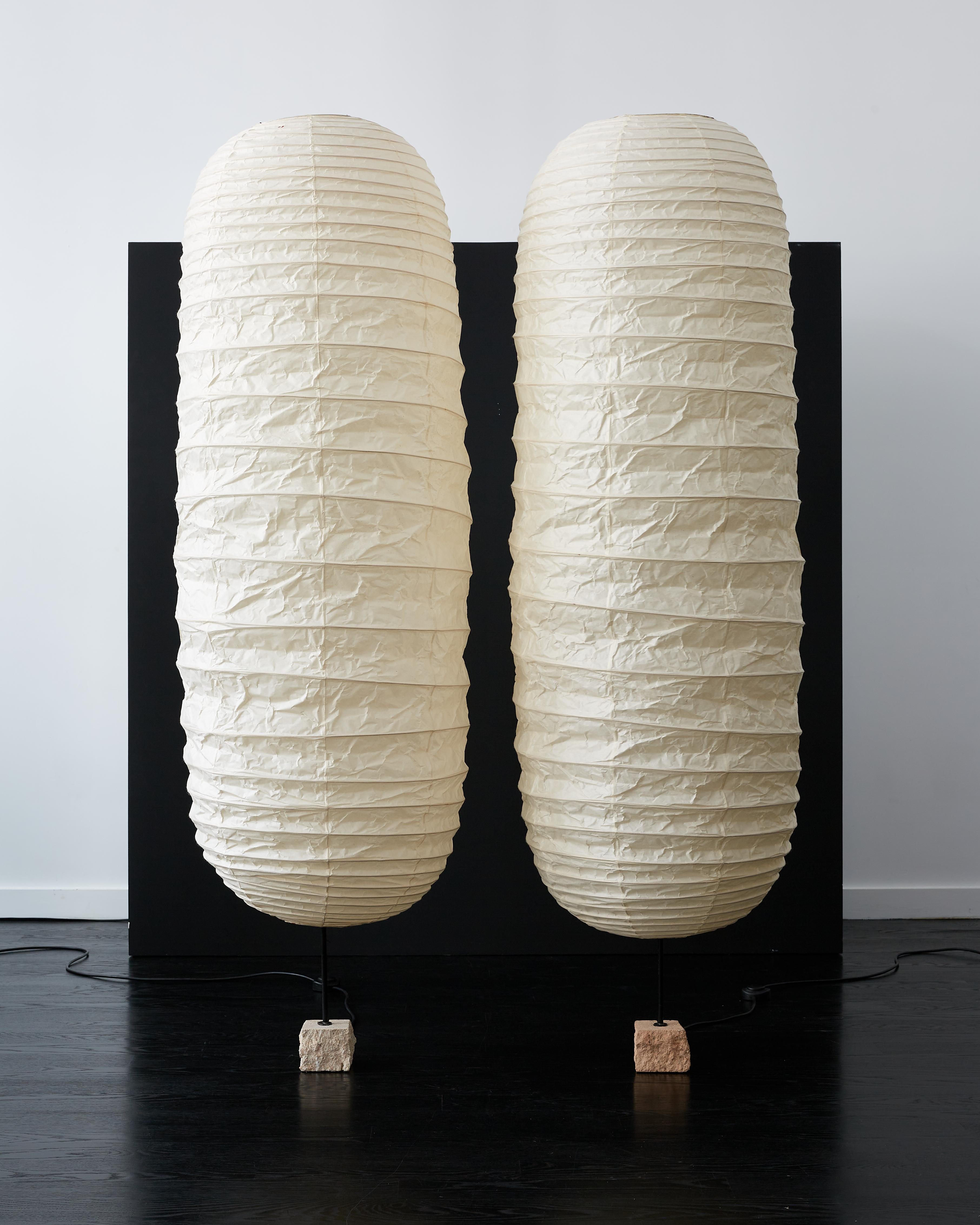 20ième siècle Sculpture lumineuse unique Isamu Noguchi Akari 32N avec base en pierre ligurienne en vente