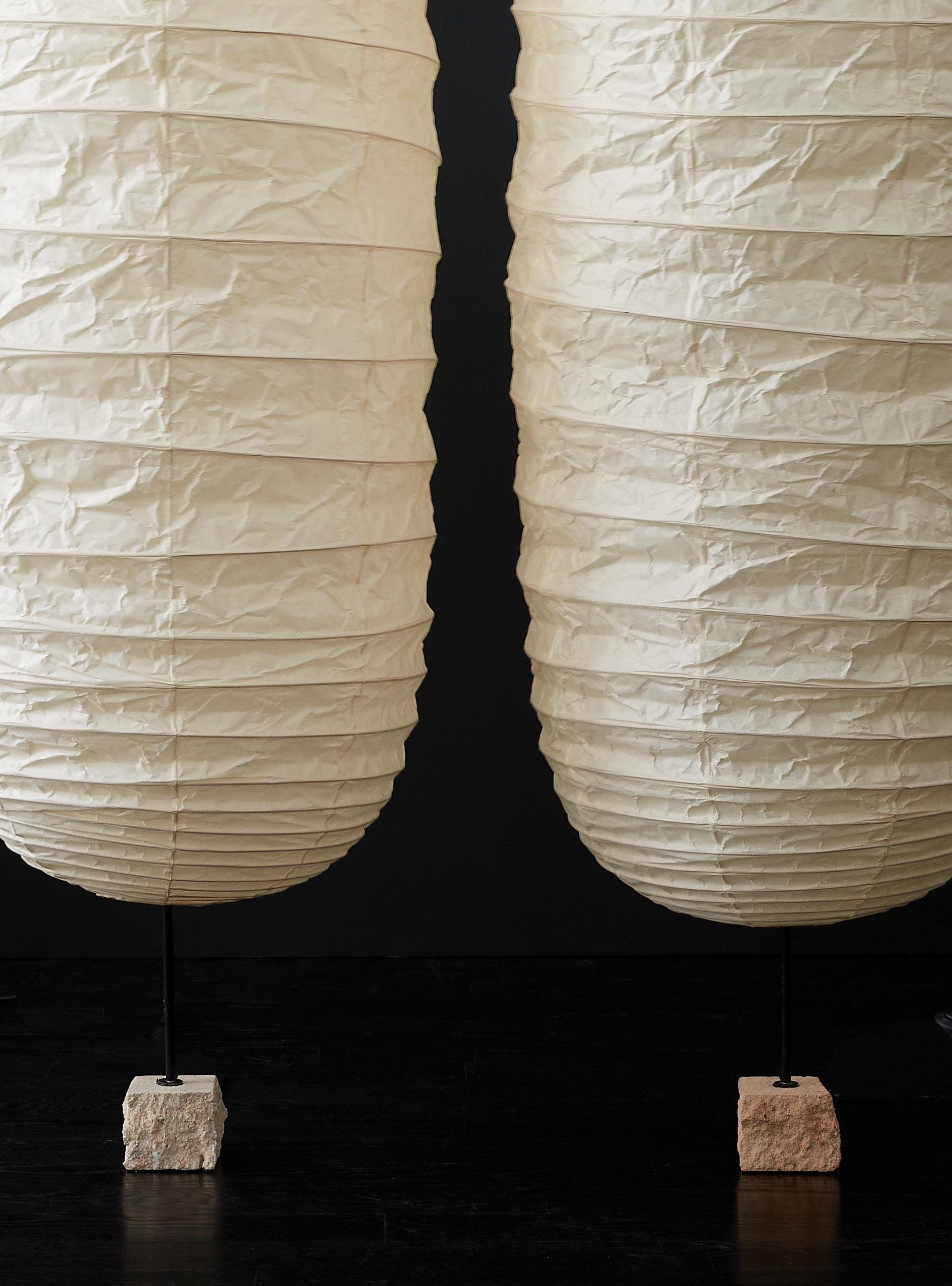 Calcaire Sculpture lumineuse unique Isamu Noguchi Akari 32N avec base en pierre ligurienne en vente